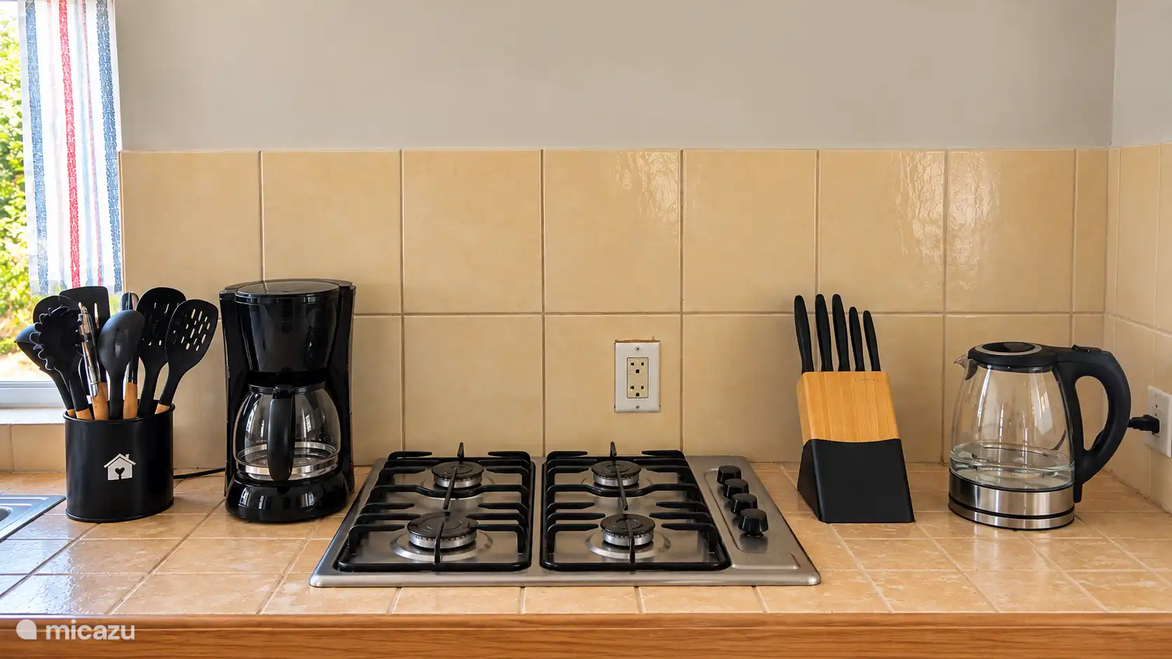 Volledig uitgeruste keuken met kookplaat, koffiezetapparaat, waterkoker en alle benodigdheden om zelf te koken. Praktisch en netjes ingericht.