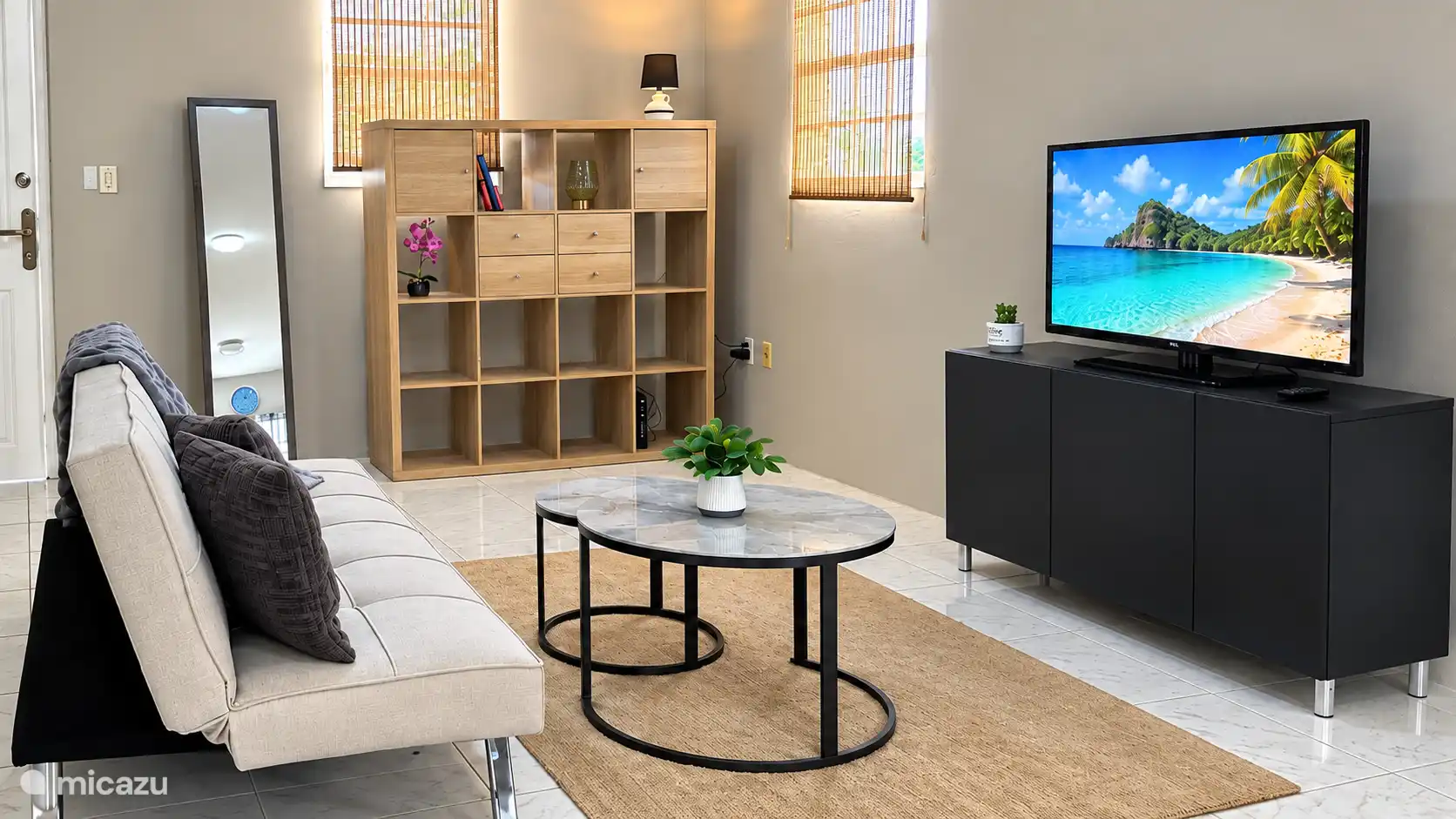 Ruime woonkamer met comfortabele bank, smart tv en moderne inrichting. Perfect om te ontspannen na een dag op pad of om gezellig samen te zitten.