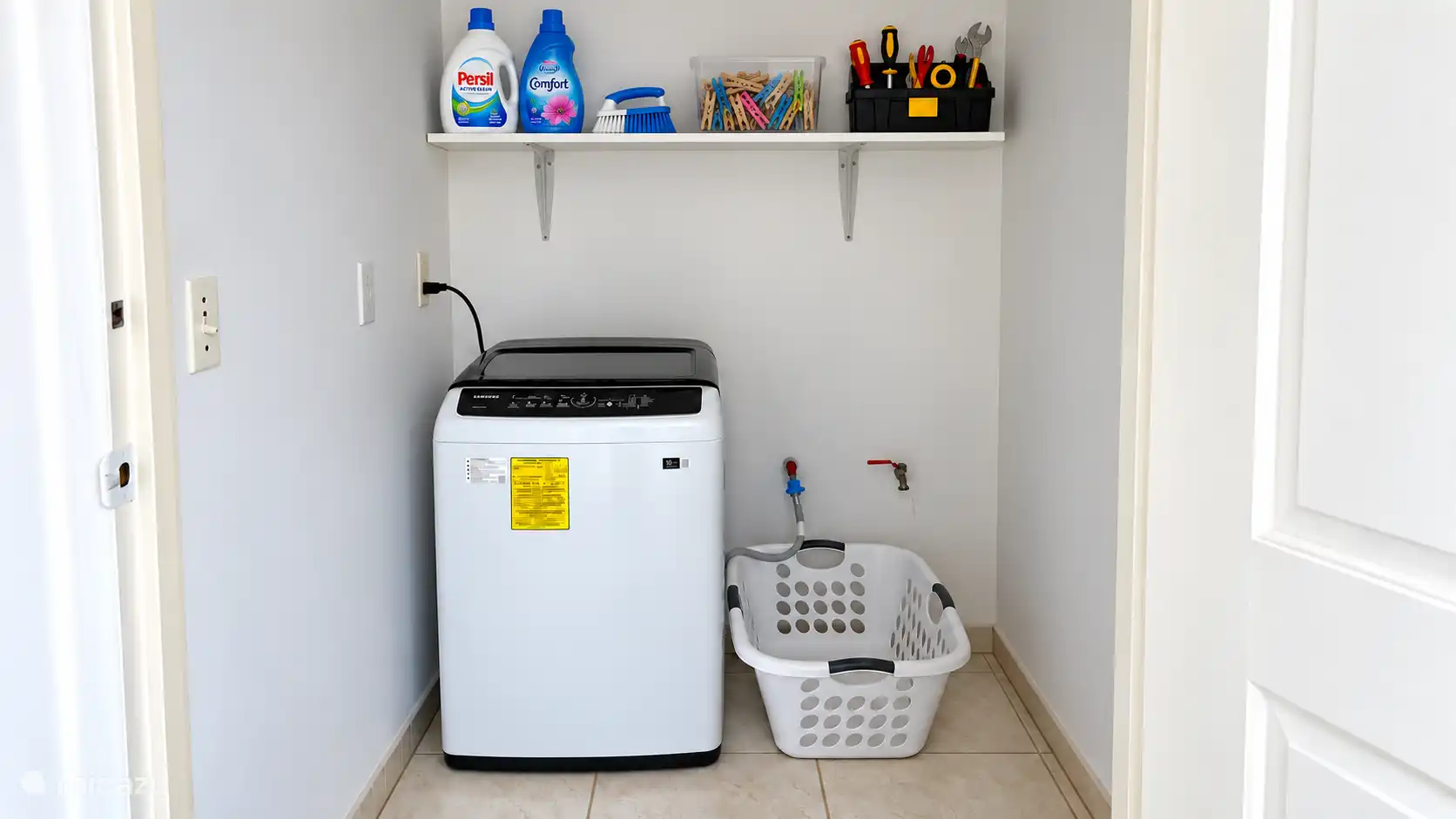 Handige wasruimte met wasmachine en opbergplank. Ideaal voor langere verblijven zodat je altijd frisse kleding hebt.
