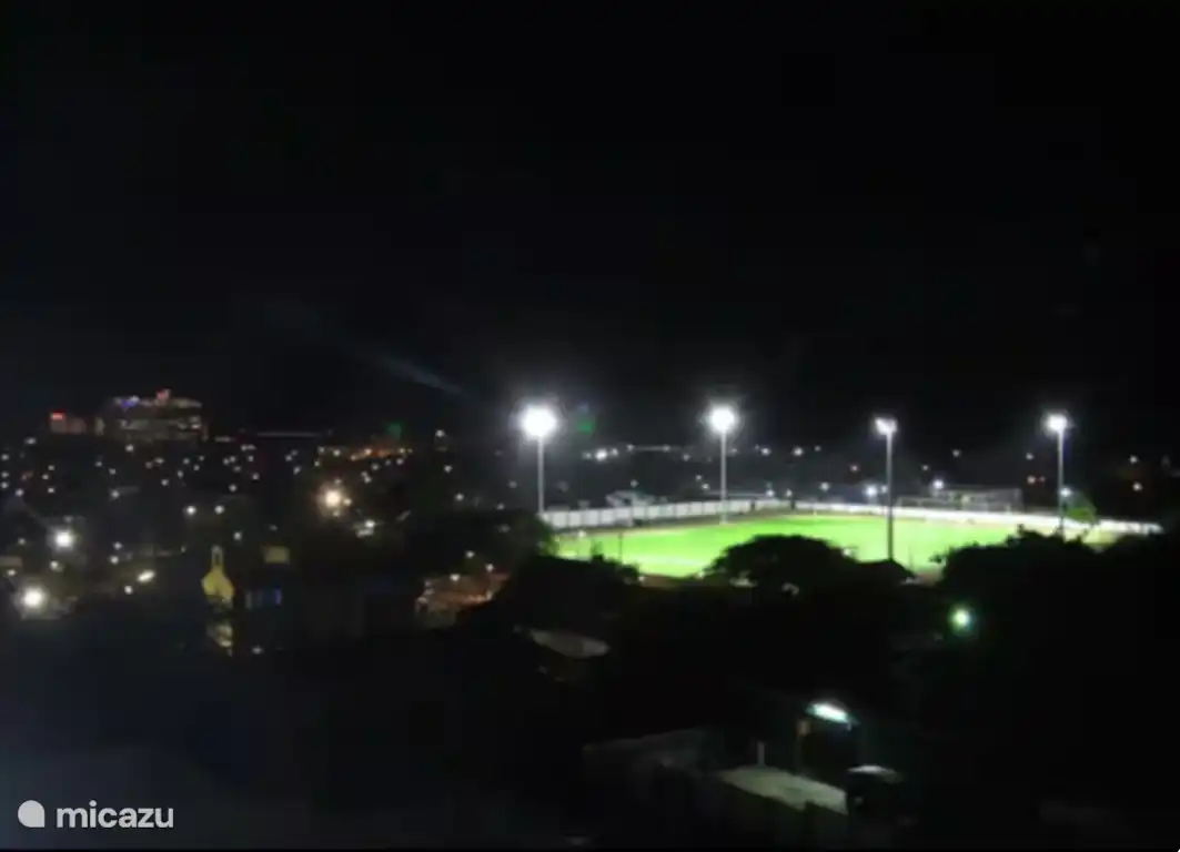 Du kannst Fußballspiele in der Wohnung genießen.