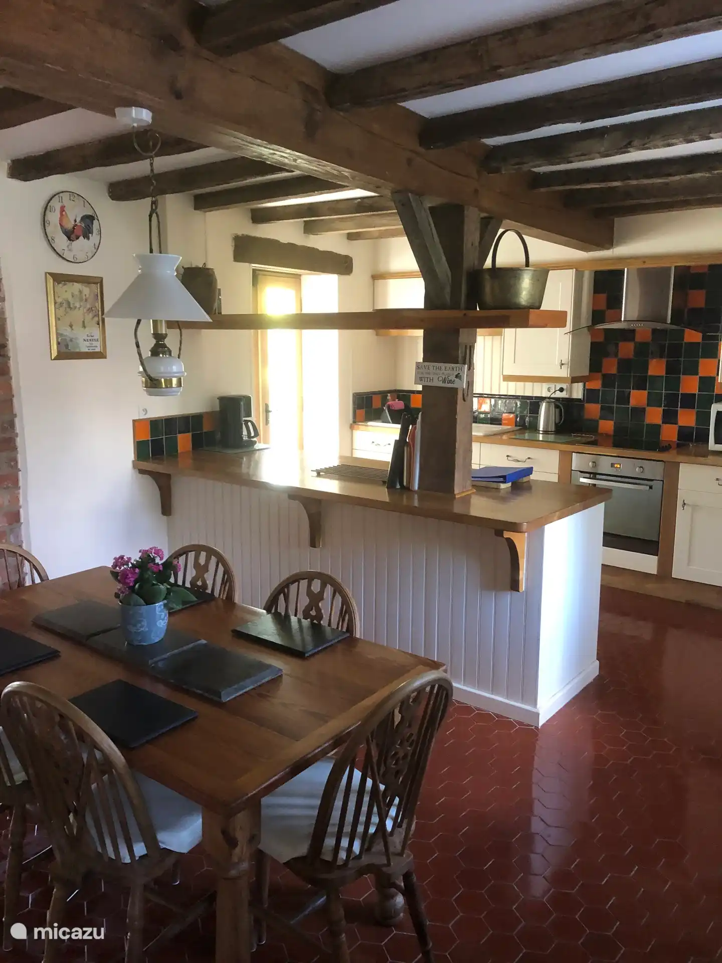 Keuken en eetkamer.