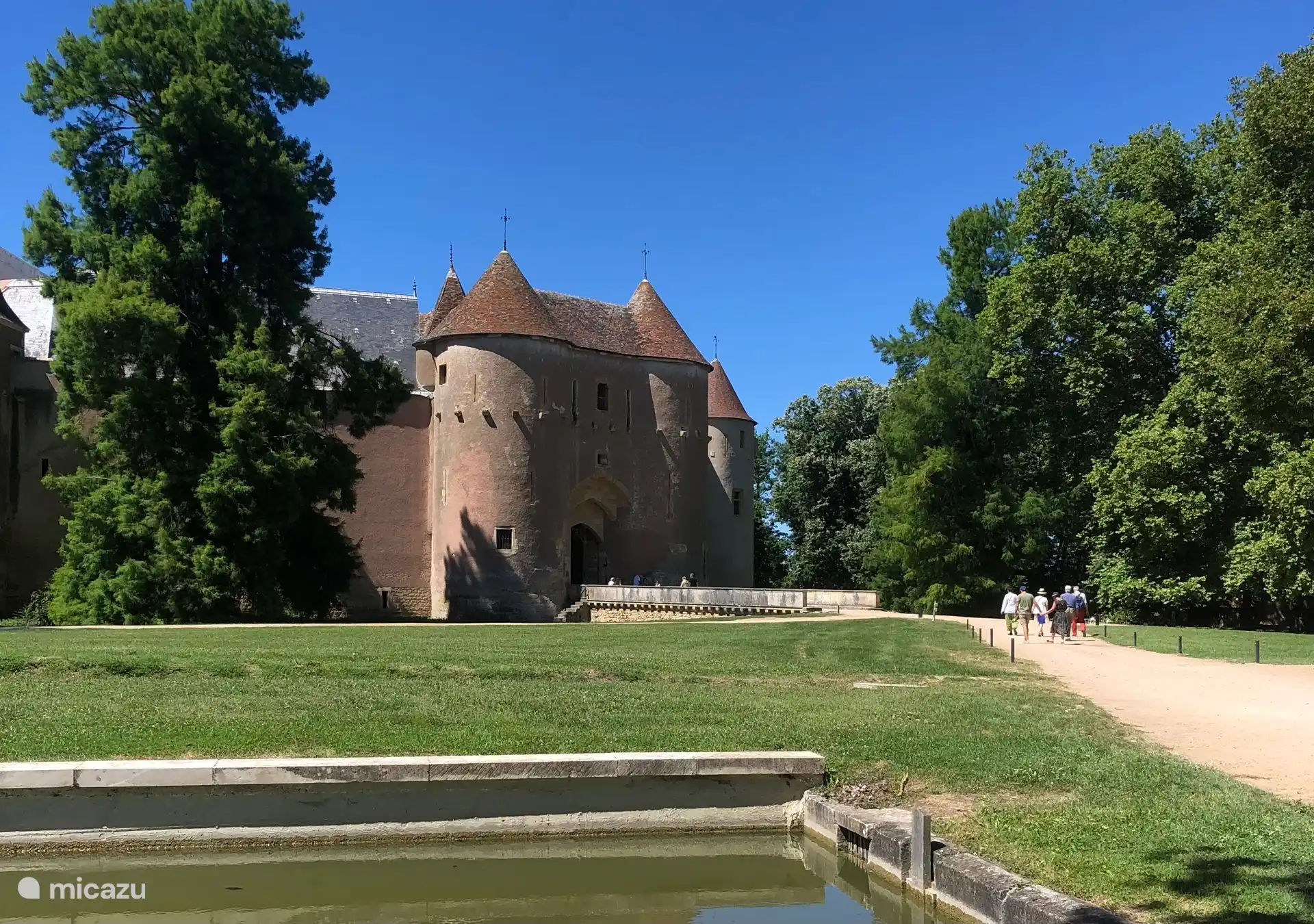 Kasteel en tuinen bij L'Ainay Le Vieil