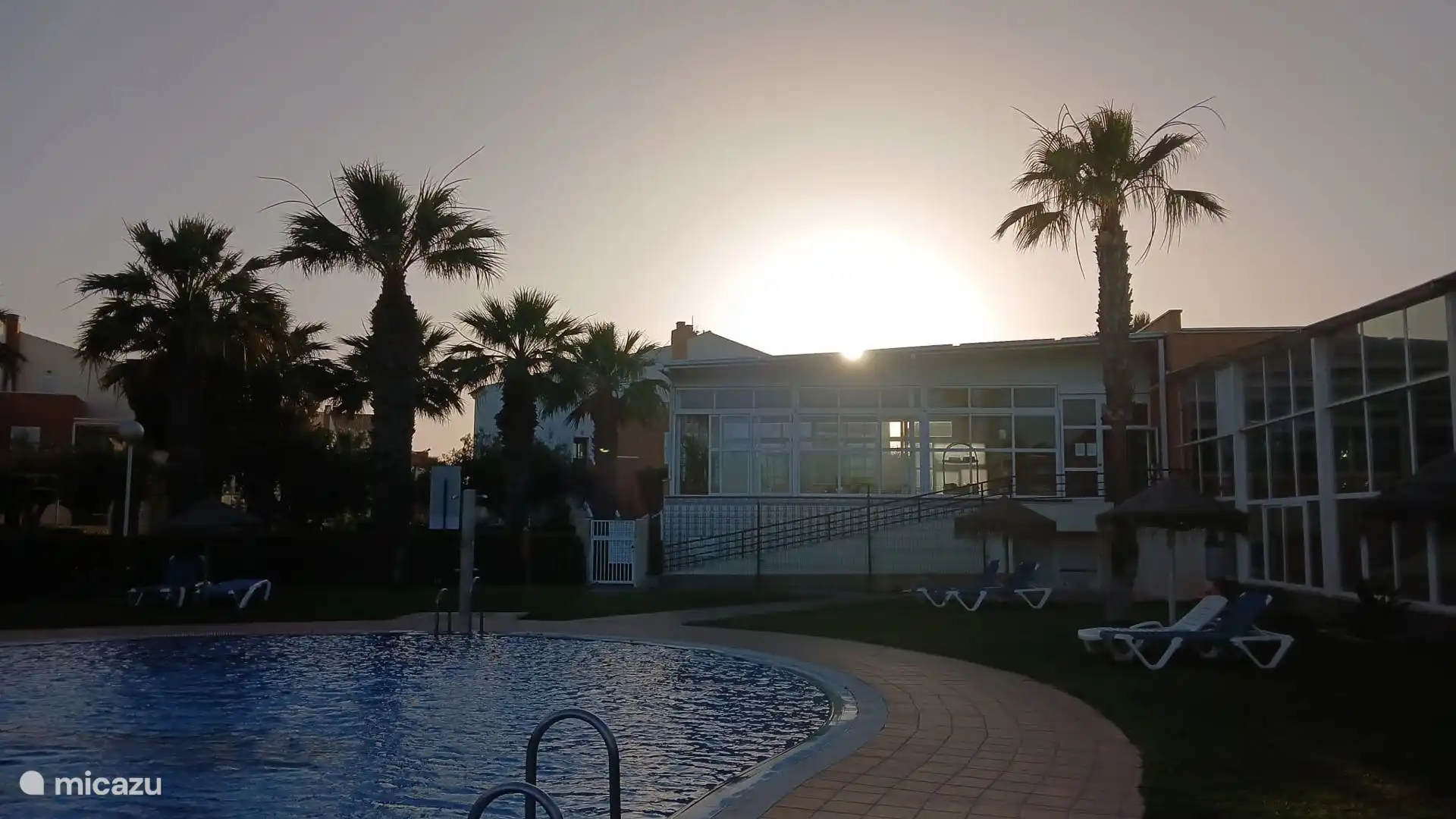 zonsondergang buitenzwembad
