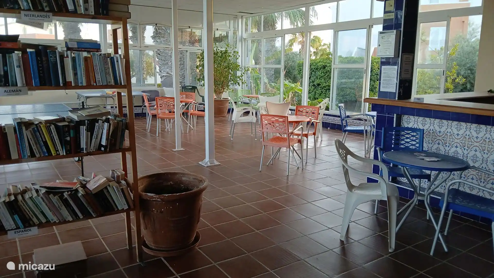 Bibliotheek met veeltalige boeken