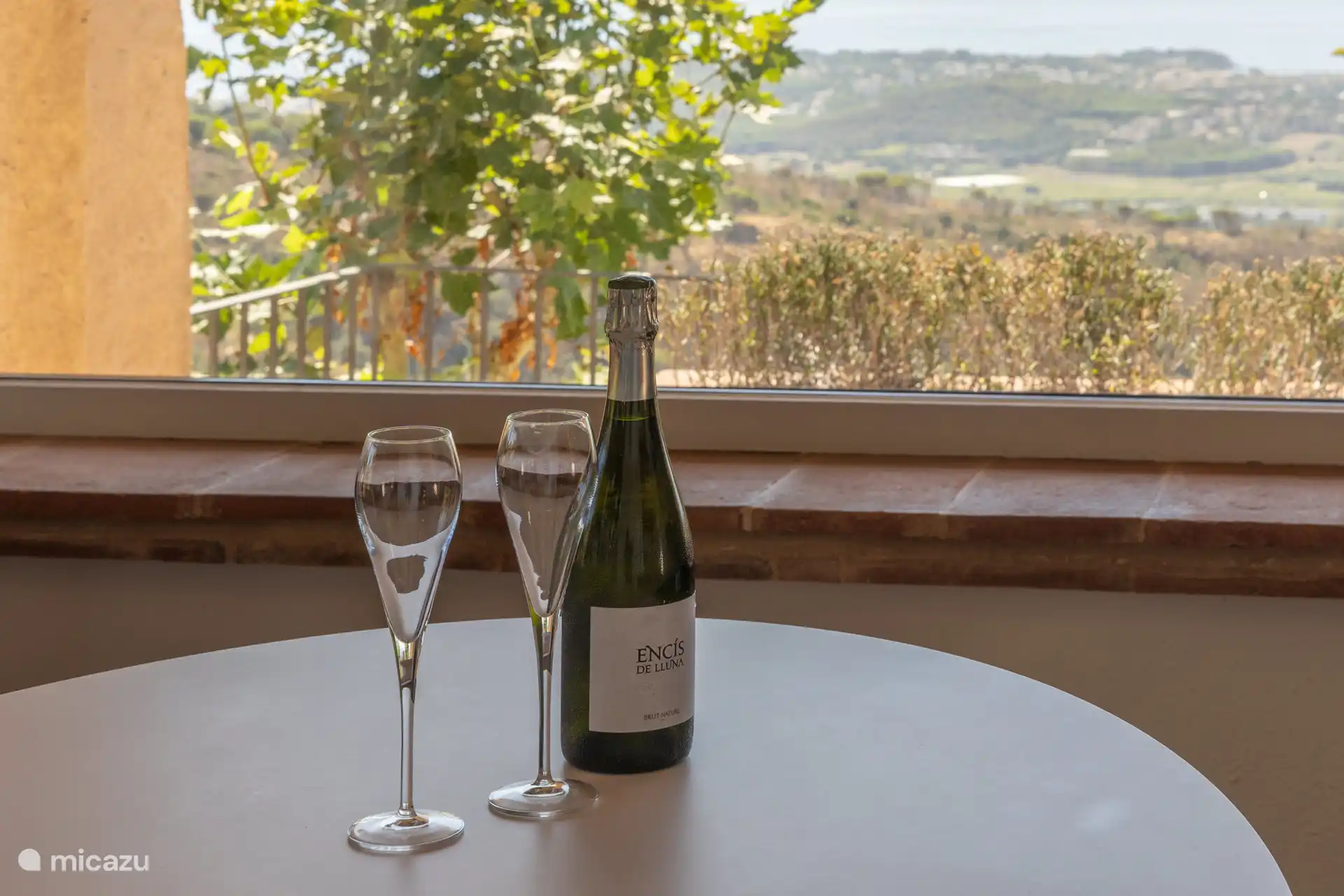 Je nach Mietzeitraum begrüßen wir unsere Gäste mit köstlichem Cava