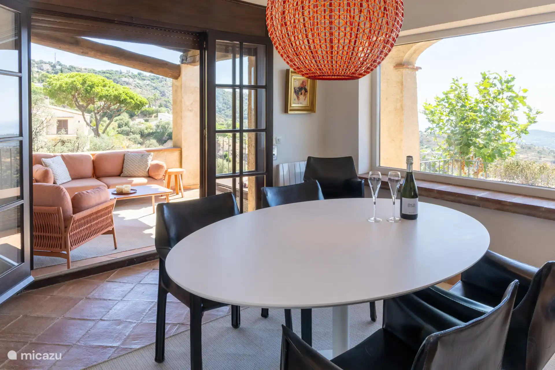 Attraktiver Speisesaal mit angrenzender Terrasse zum Entspannen im Schatten
