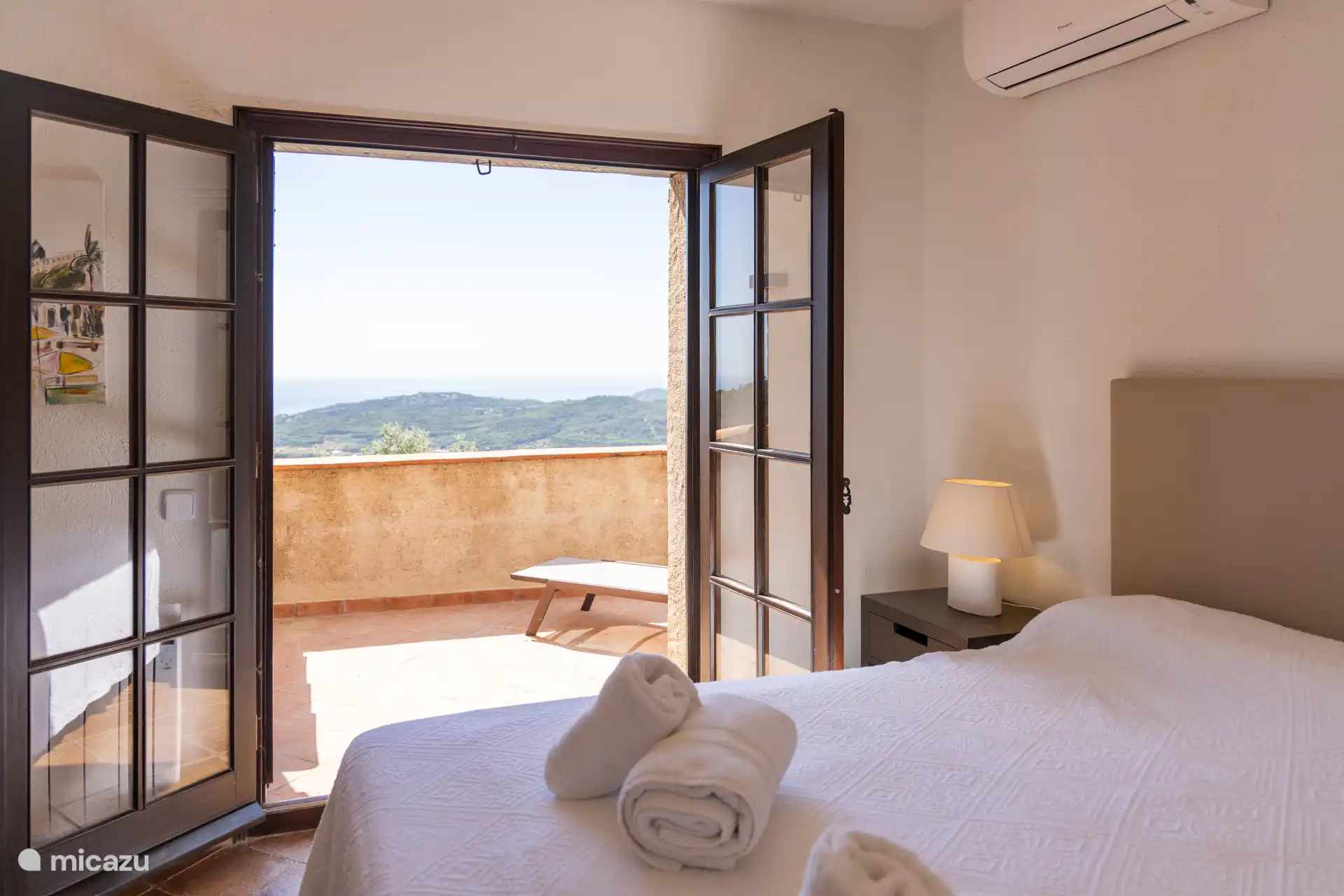 Hauptschlafzimmer mit angrenzender Terrasse und Badezimmer