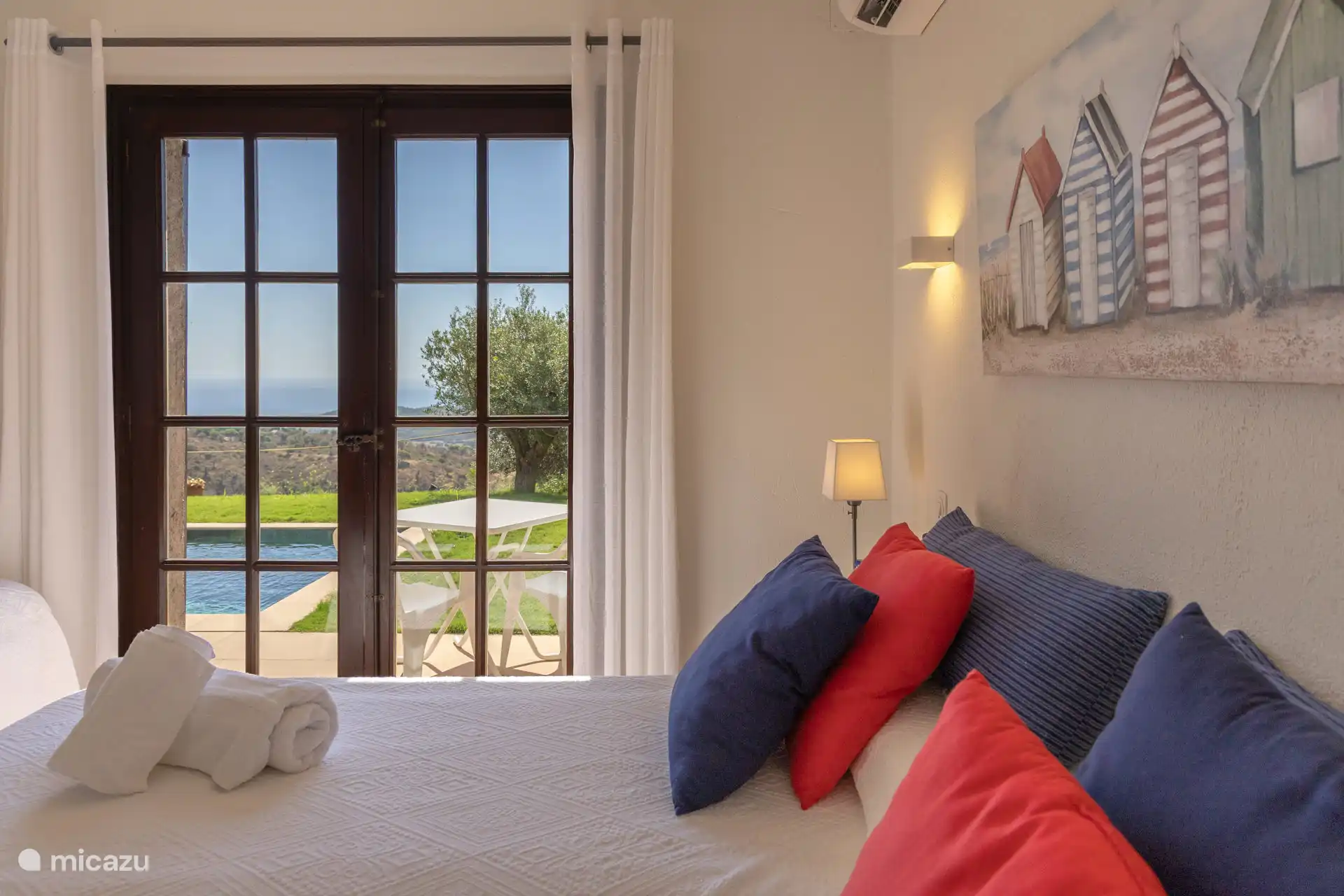 Schlafzimmer mit Meerblick und Poolblick