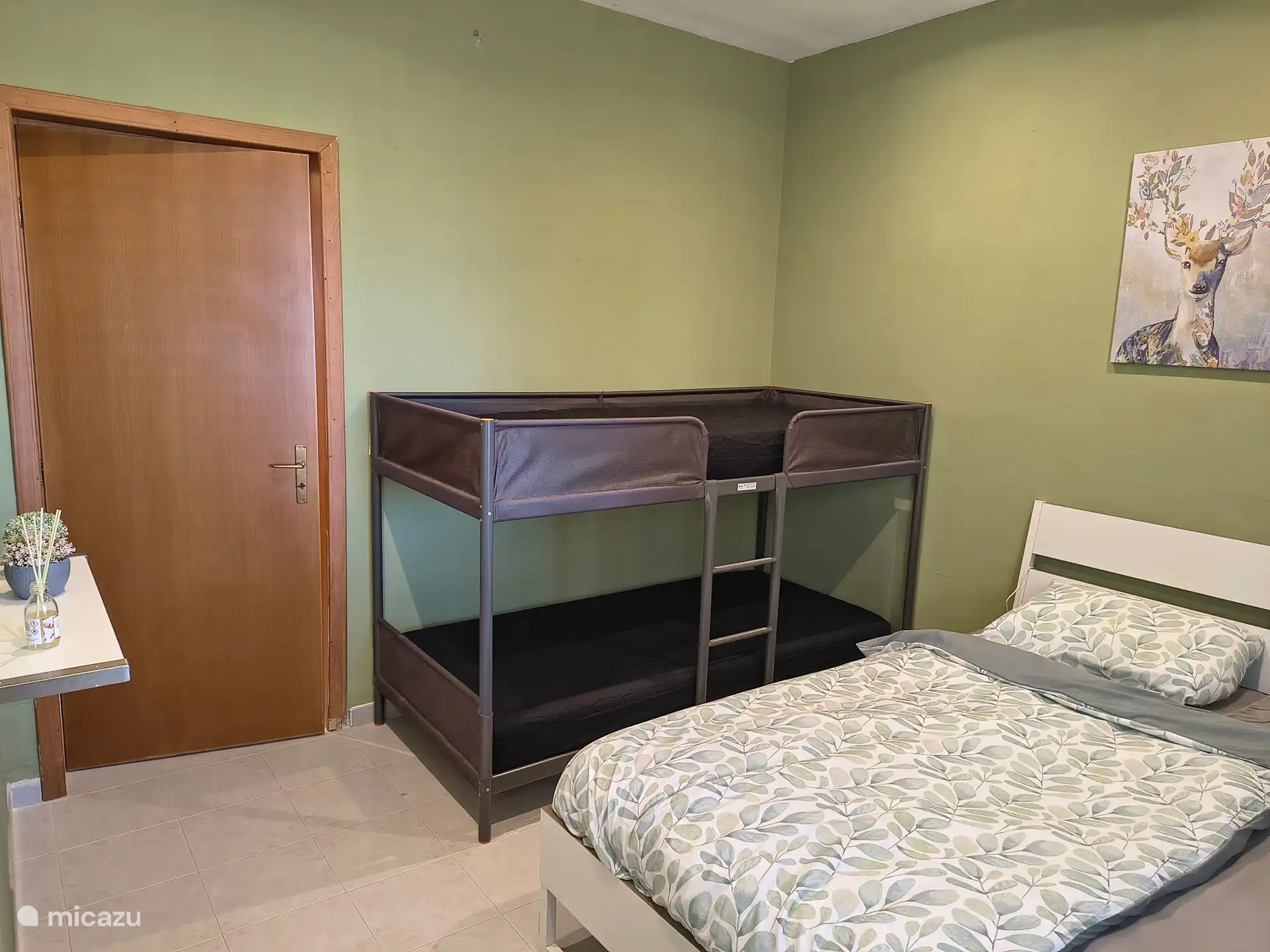 Slaapkamer met stapelbed.