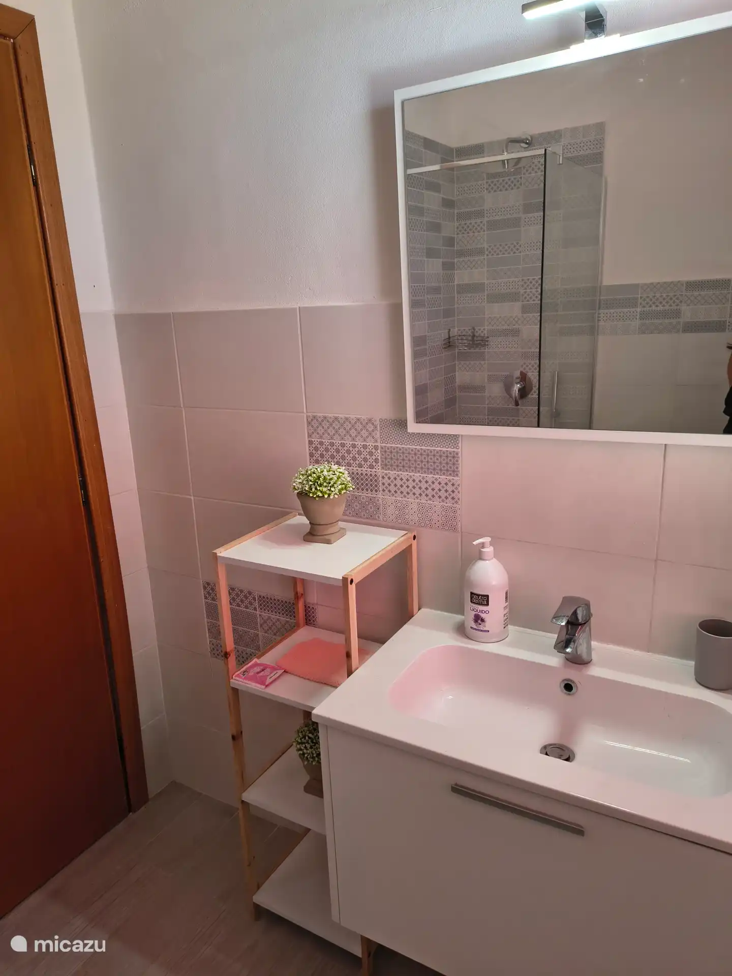 Wastafel in badkamer.