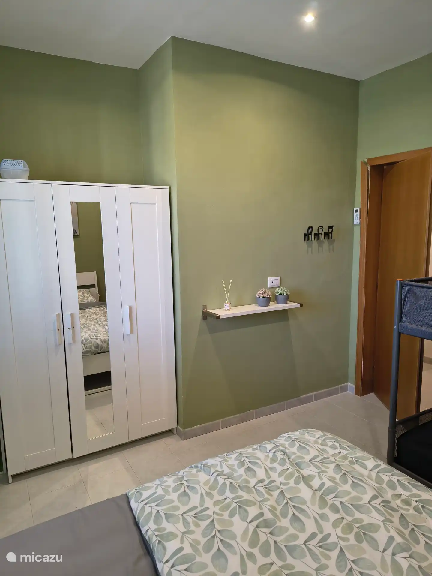 Slaapkamer met opbergruimte.