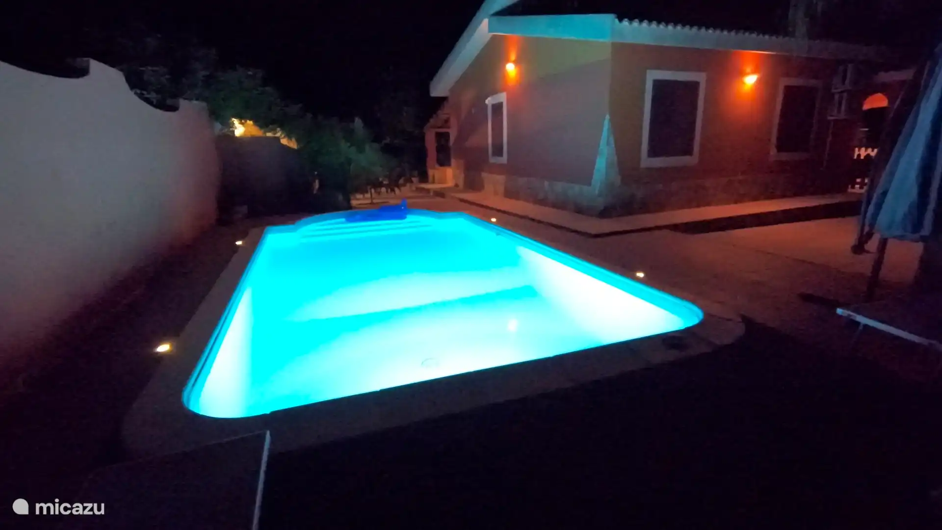 Zwembad bij avond.