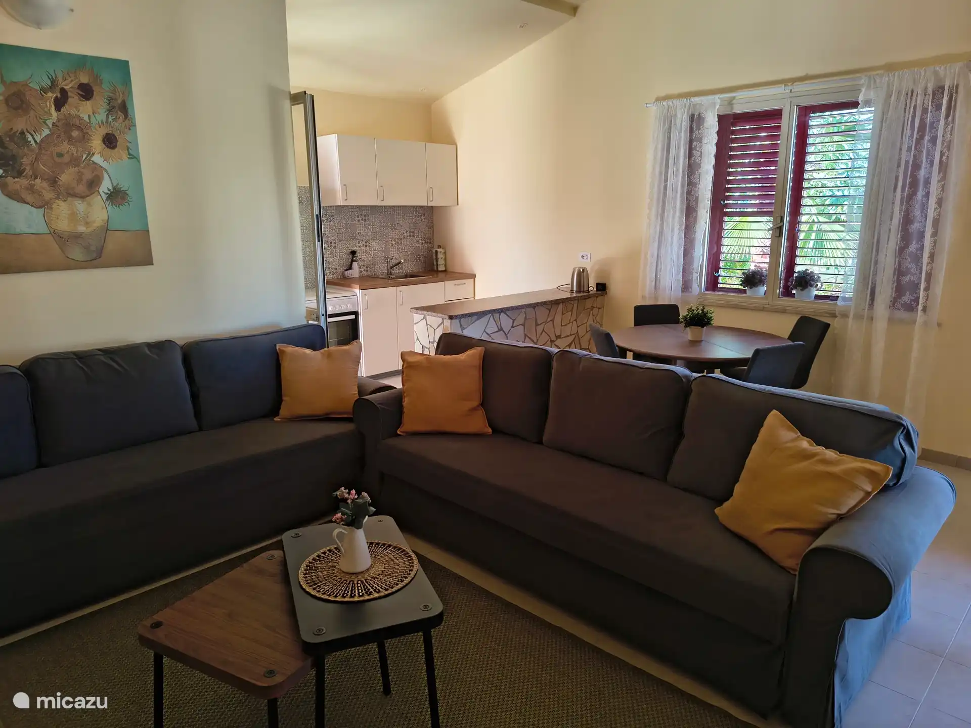 Woonkamer met open keuken.