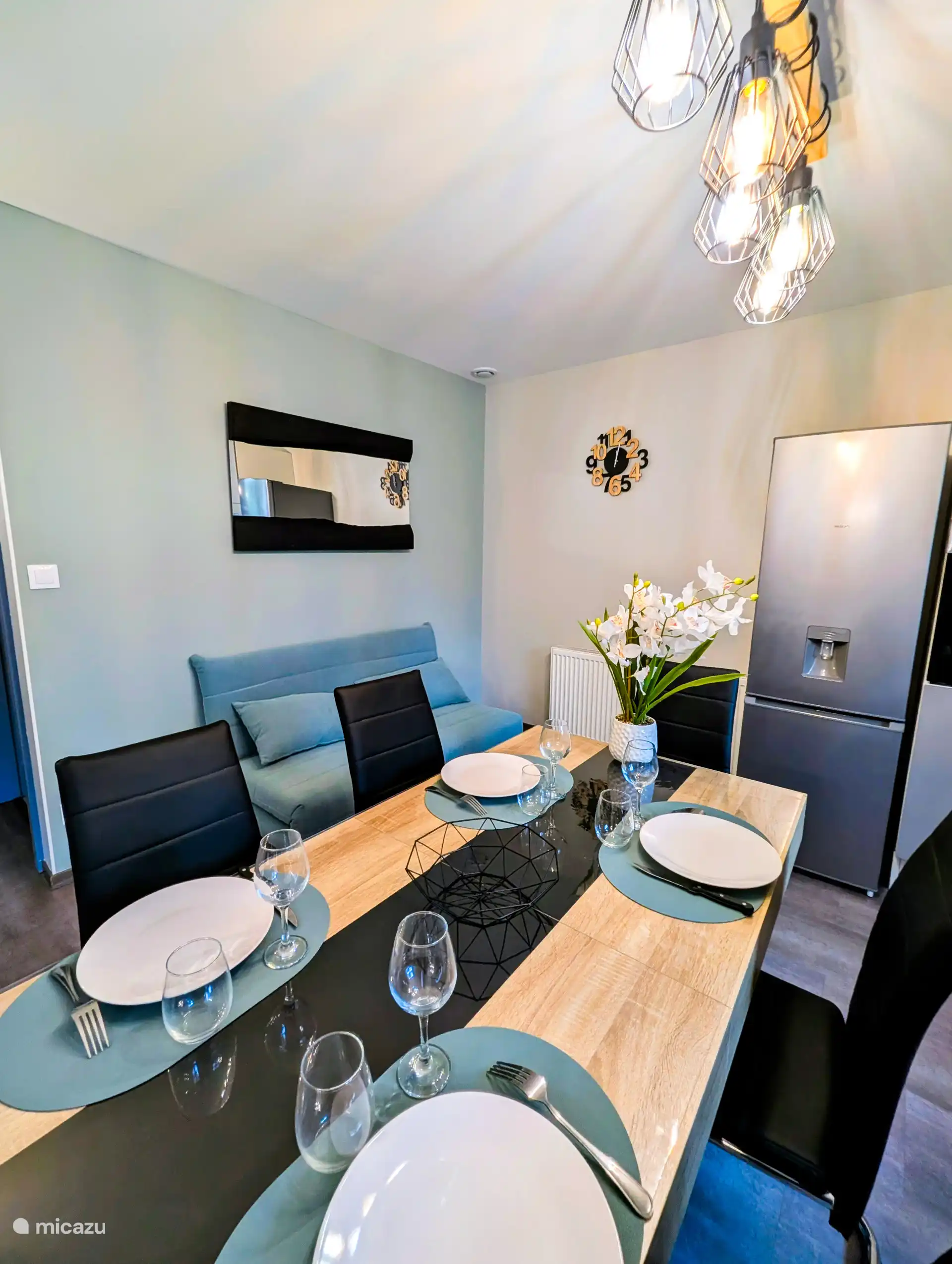 Woonkamer met lounge en eetkamer