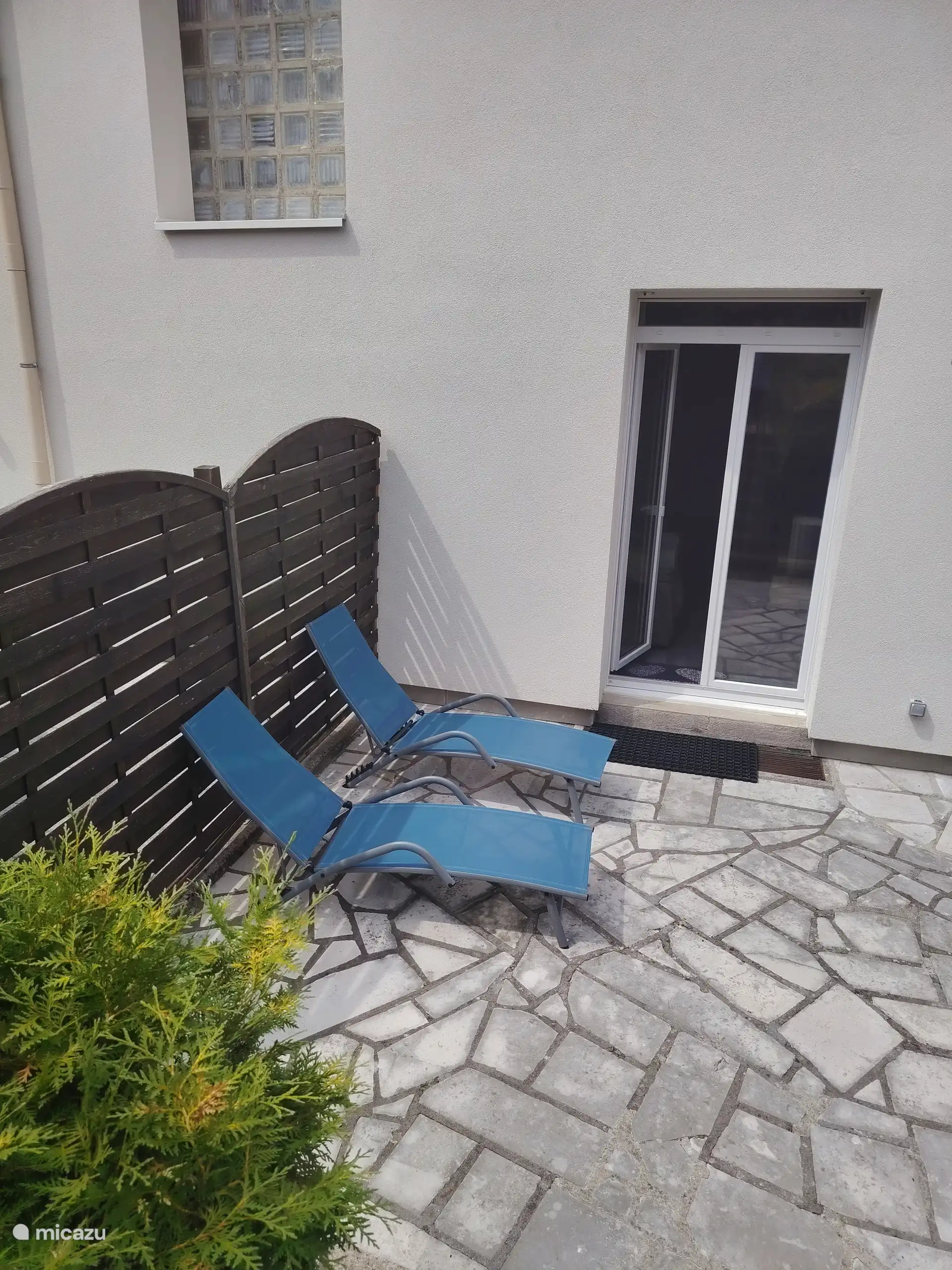 Twee ligbanken op het terras om te genieten van een pauze in de open lucht, direct naast de accommodatie.