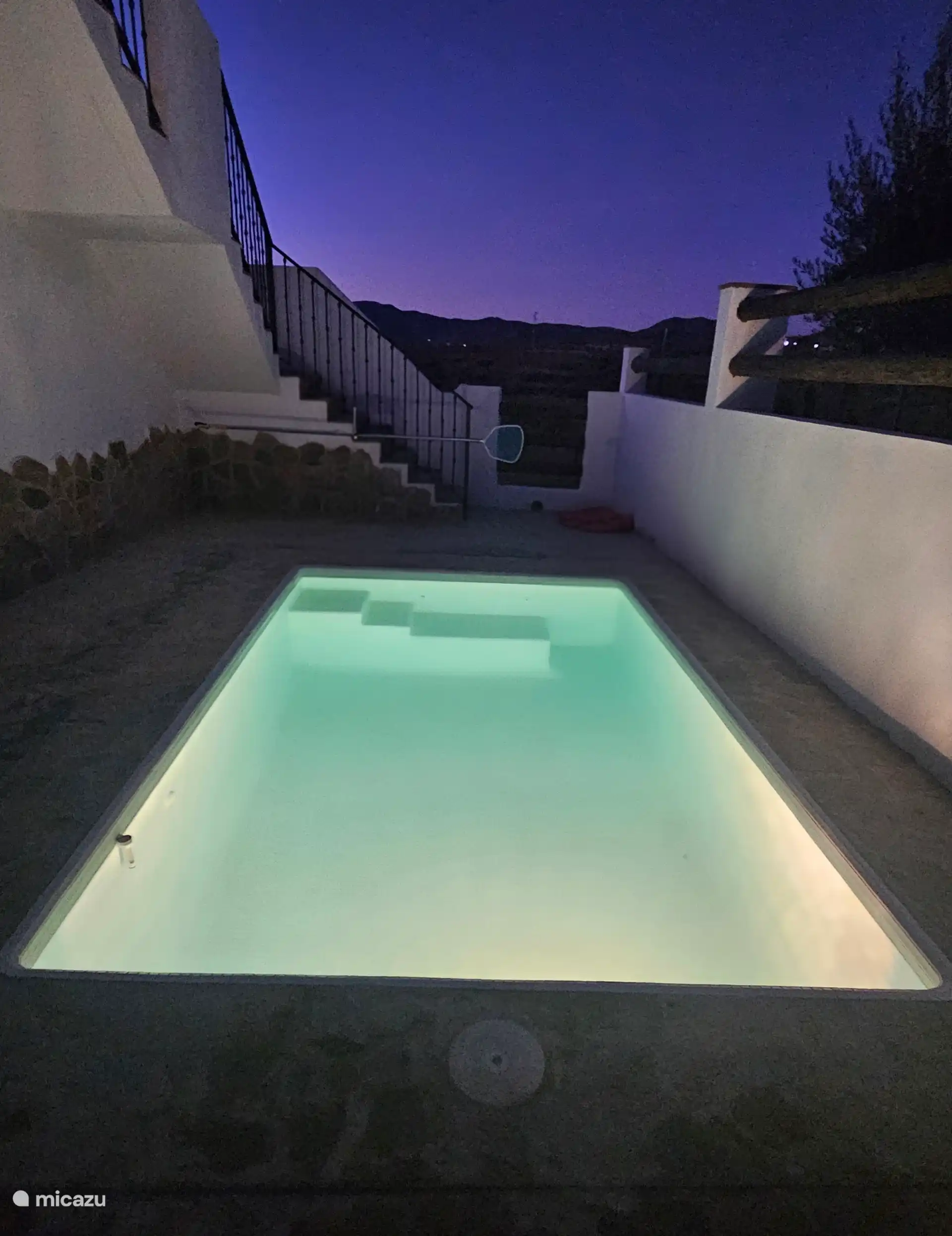 Het verwarmde zoutwaterzwembad van Cortijo MaSy zorgt ook ’s avonds voor een sfeervolle plek om te ontspannen en te genieten van de rust.