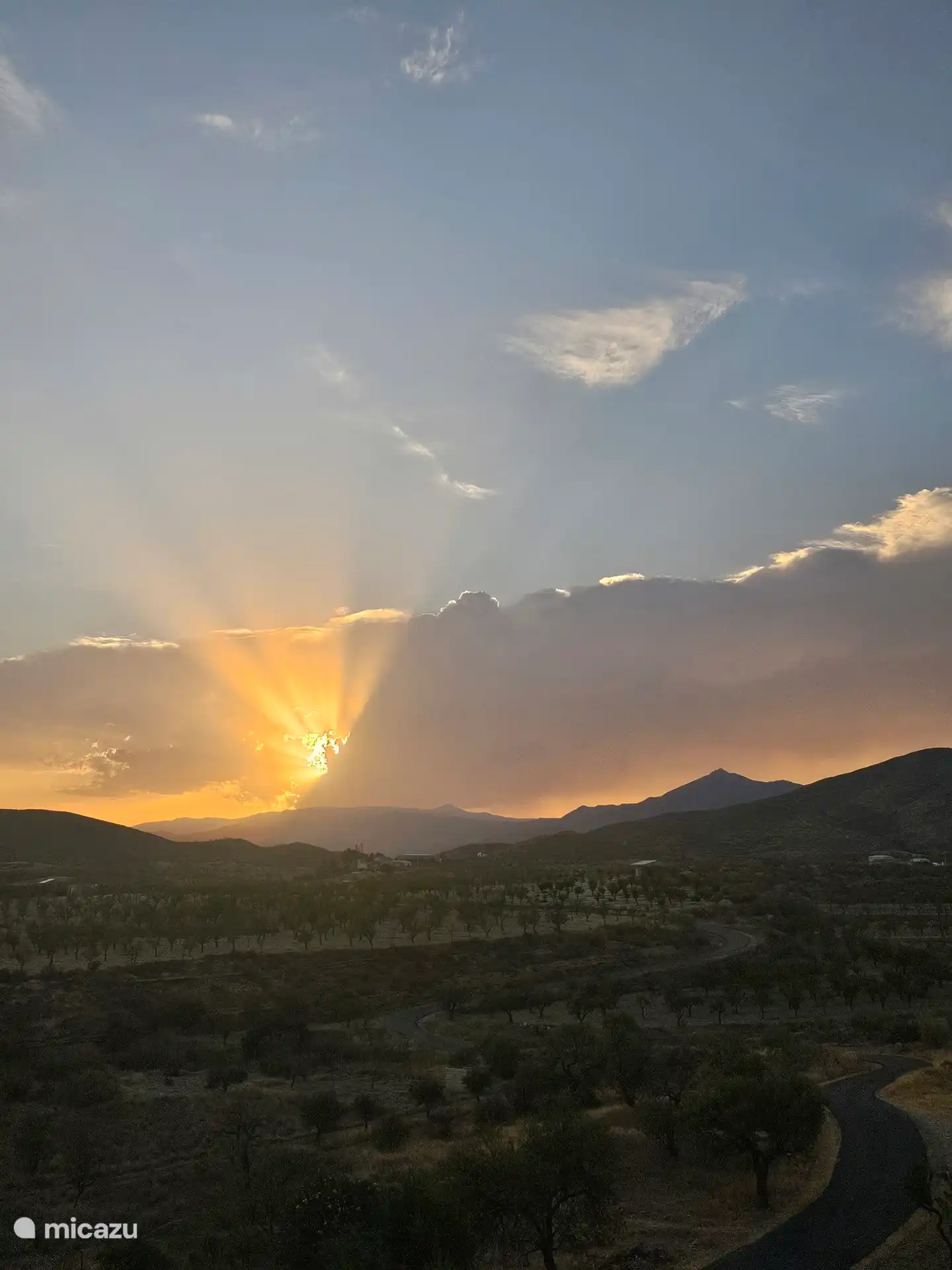 Geniet van prachtige zonsondergangen over het Andalusische landschap rondom Cortijo MaSy, met weidse uitzichten, olijfgaarden en bergen in de verte.