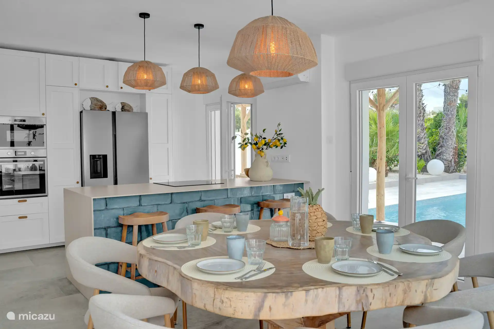 Dining table/kitchen