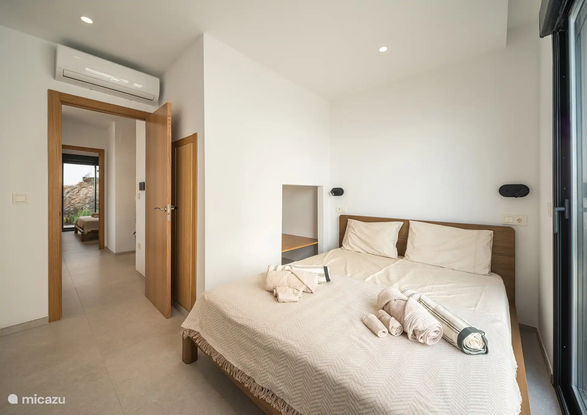 Slaapkamer 4 met doorkijk naar hal