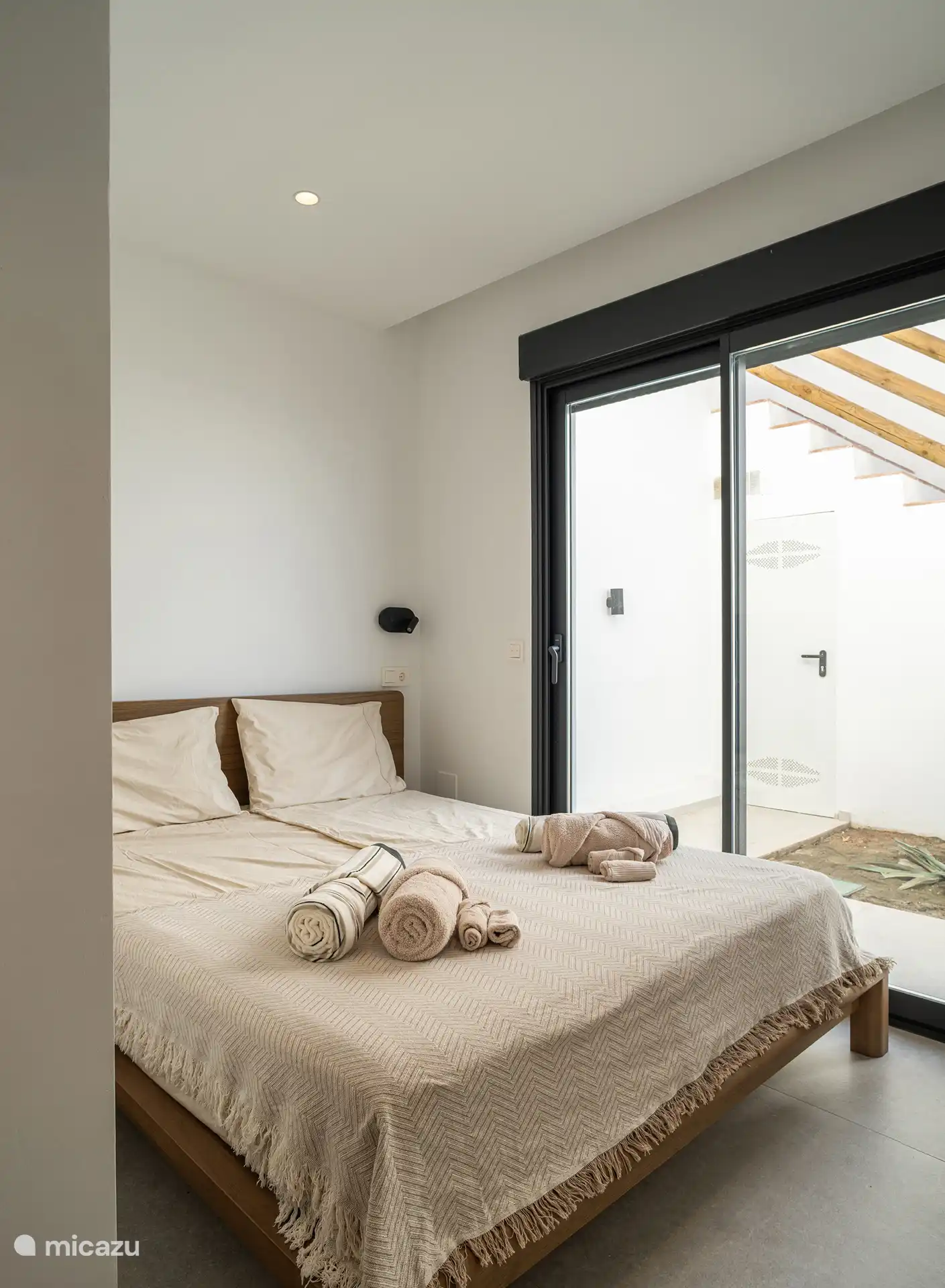 Slaapkamer 4 met toegang tot tuin
