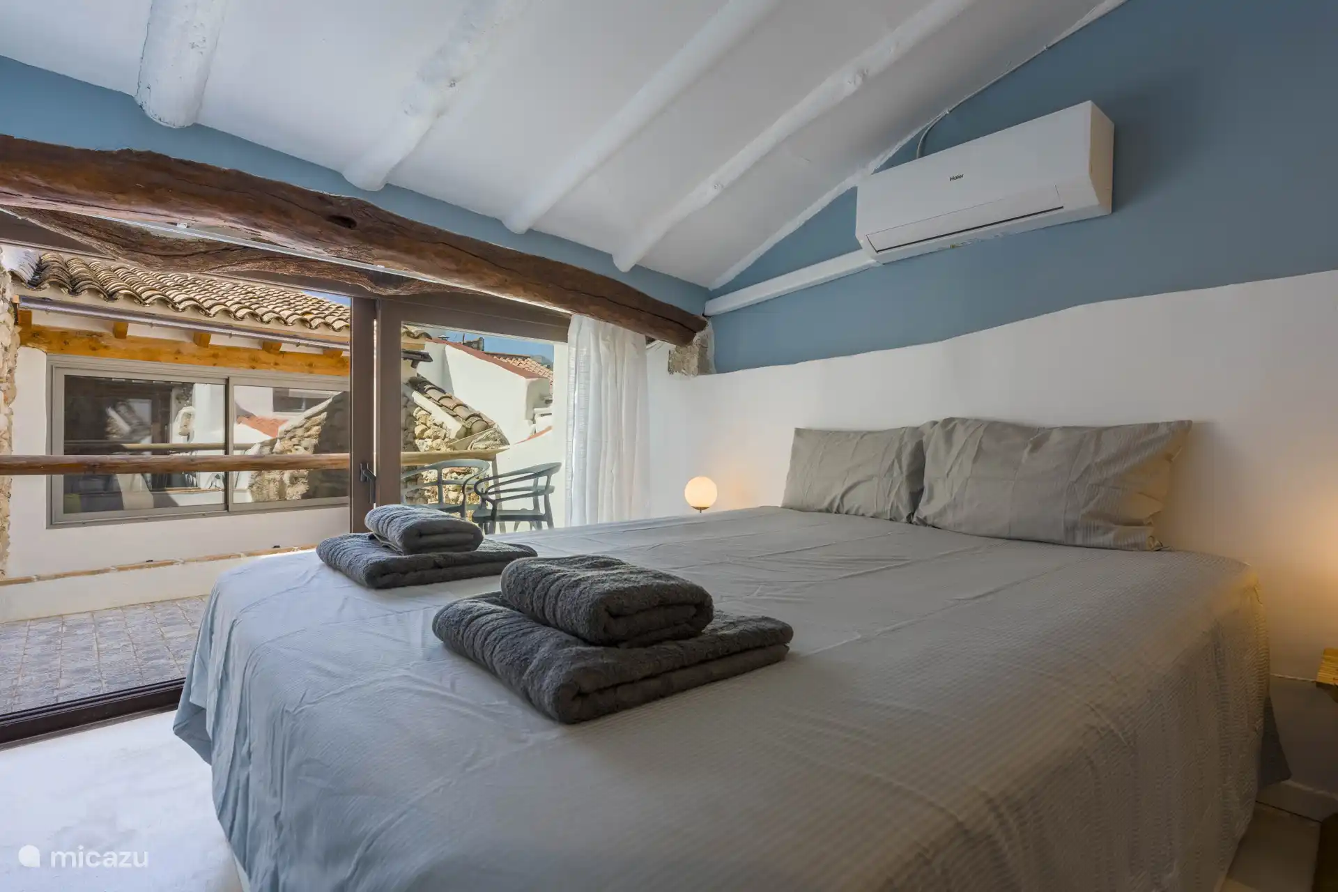 Schlafzimmer 1 hat einen eigenen Balkon mit Blick auf den Innenhof.