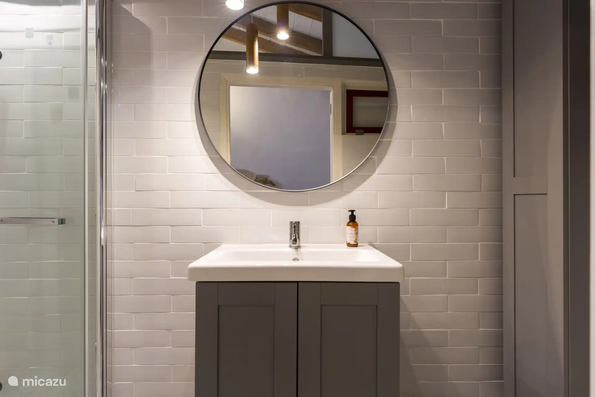 Das moderne Badezimmer hat ein Waschbecken und eine Toilette.