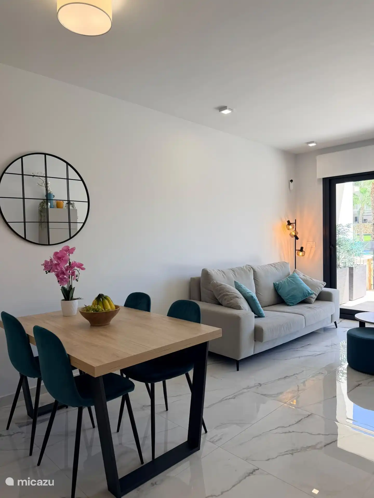 Salón luminoso y agradable con comedor