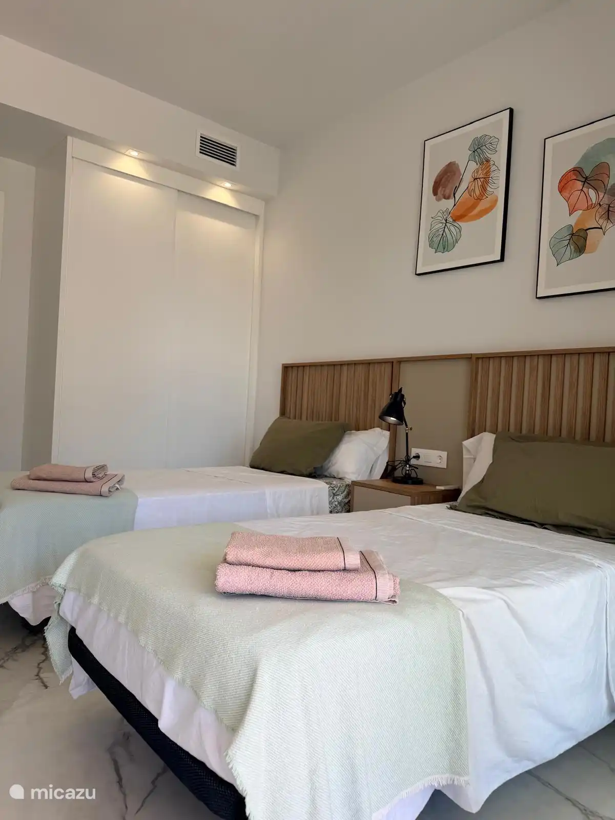 Segundo dormitorio con dos camas individuales, un armario, acceso a la terraza y un baño privado