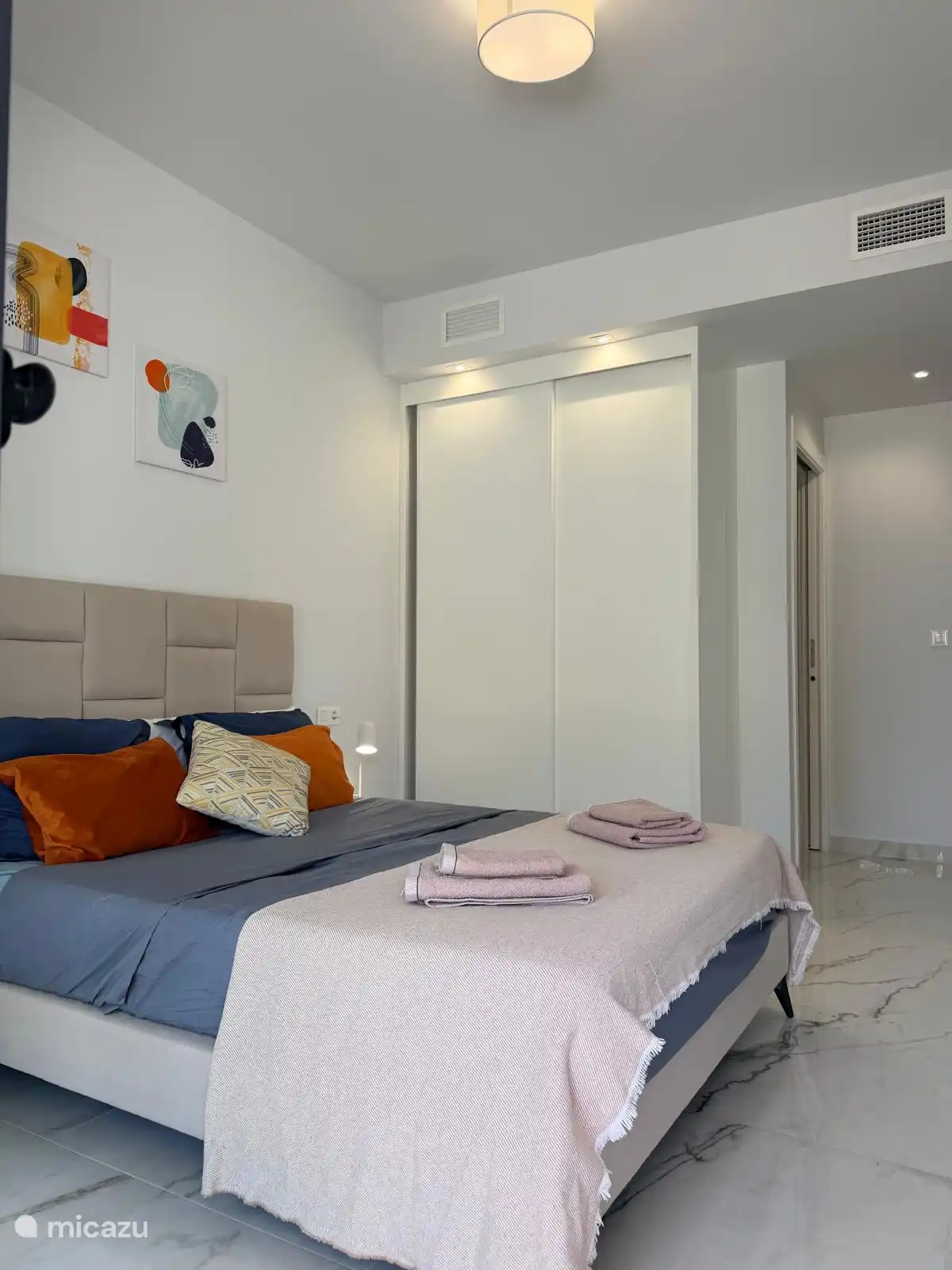Dormitorio principal con armario, acceso a la terraza y un baño