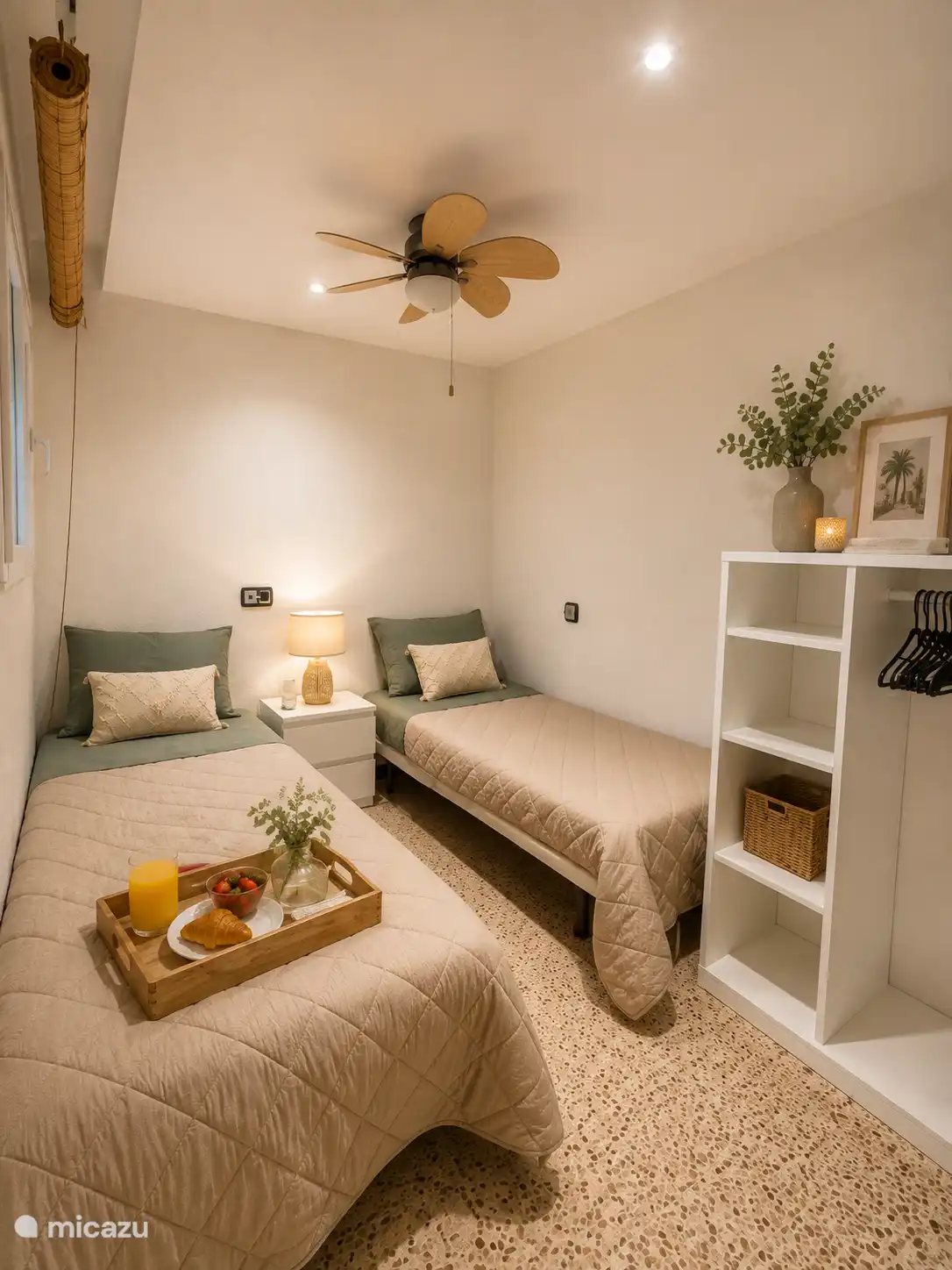 bedroom with 2 single beds
