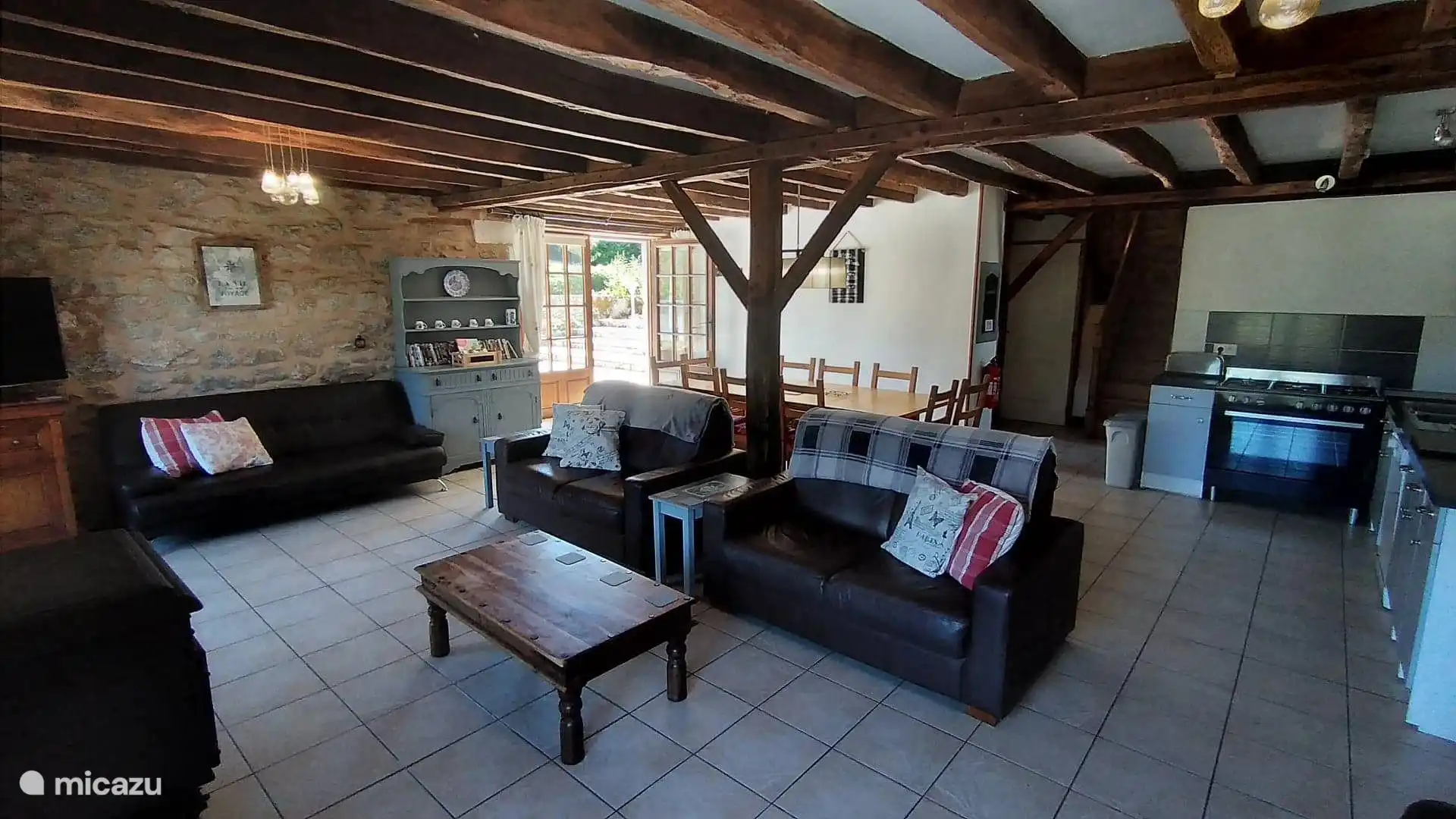 Comfortabele open lounge, keuken en eetruimte. Voldoende ruimte voor iedereen