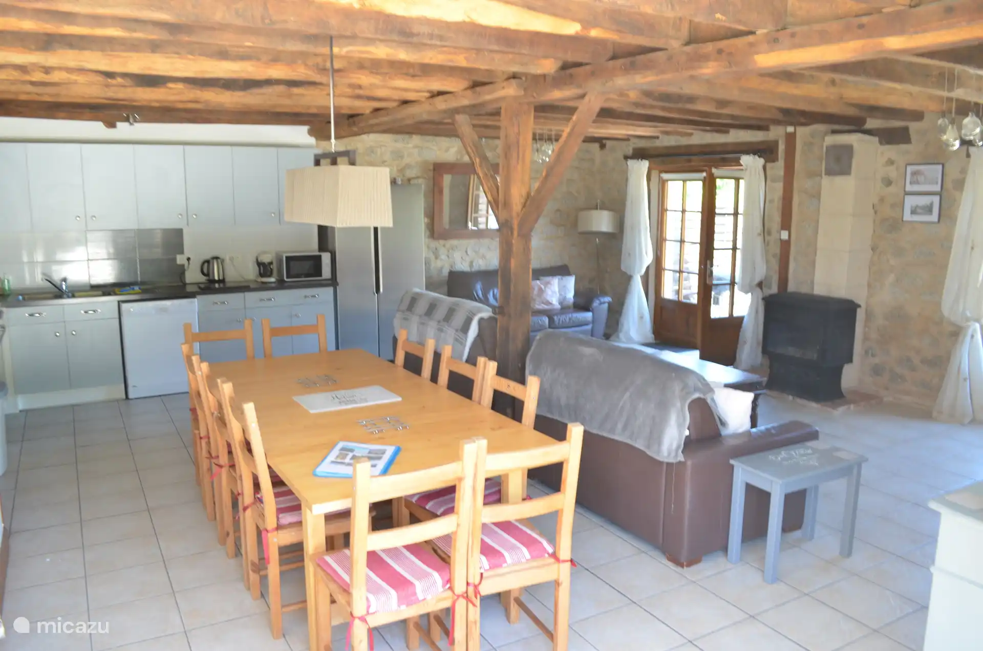 Comfortabele open woon-, keuken- en eetkamer.