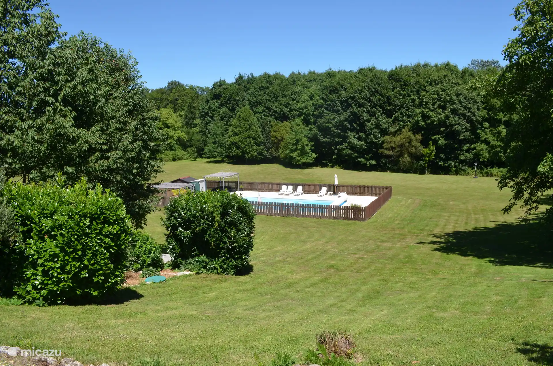 Kijk vanaf de gites uit over de grote tuin en het zwembad, geniet van een potje cricket of voetbal!