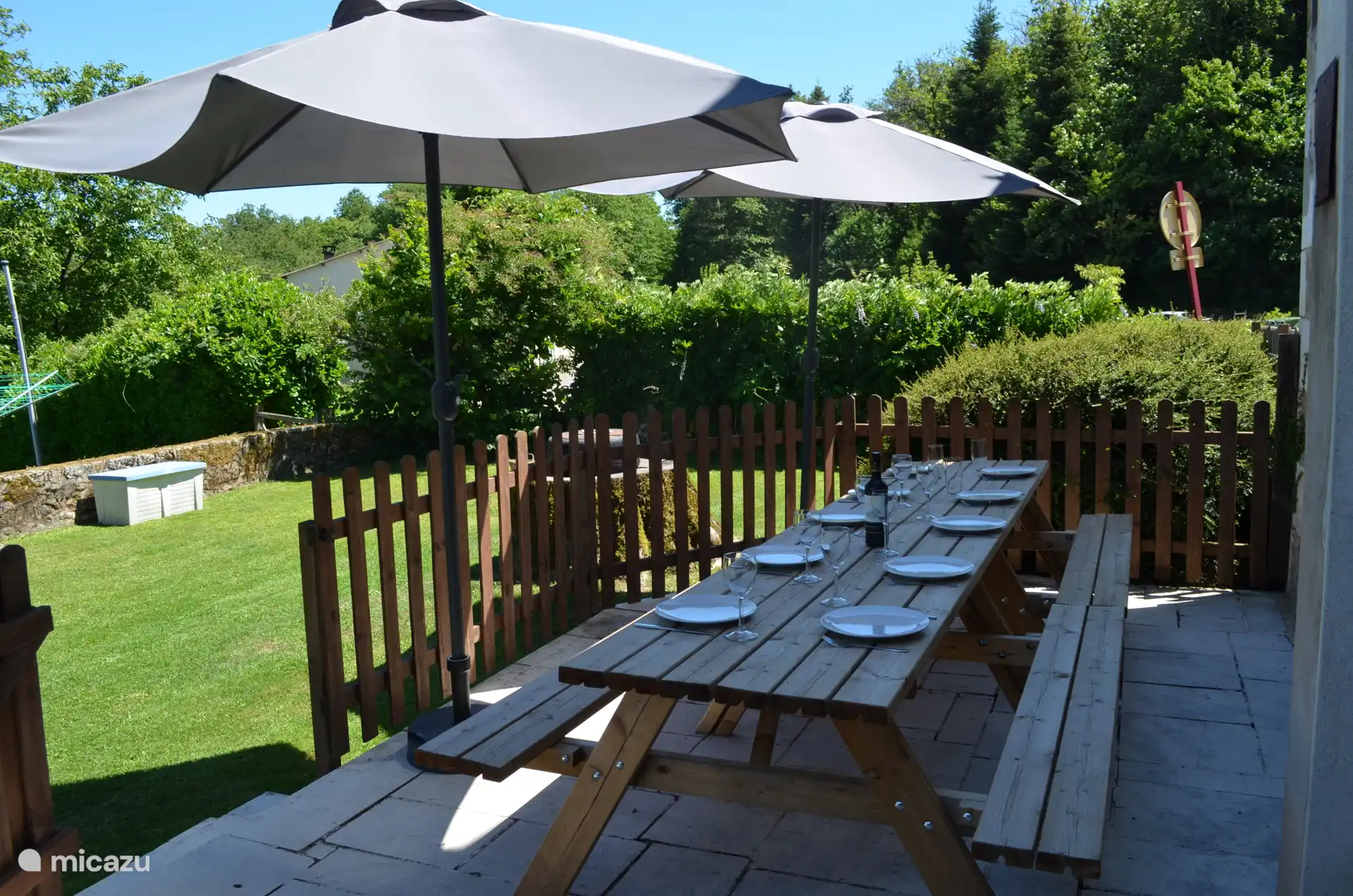 Buitendineren met uitzicht op het terras, de tuin en het zwembad