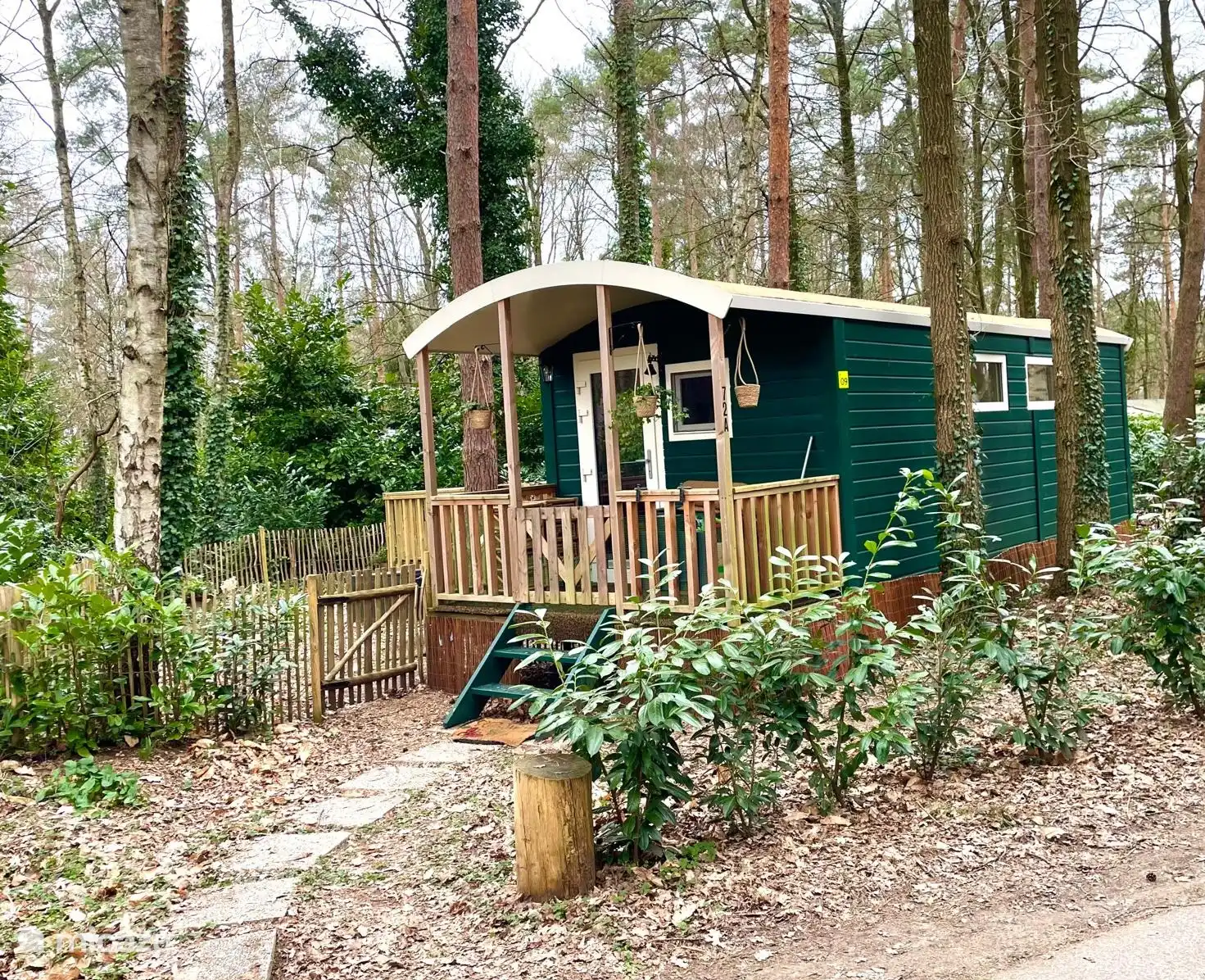 casa pequeña  en Bélgica, Limburgo, Gellik –  Carro gitano la Mariposa en el bosque