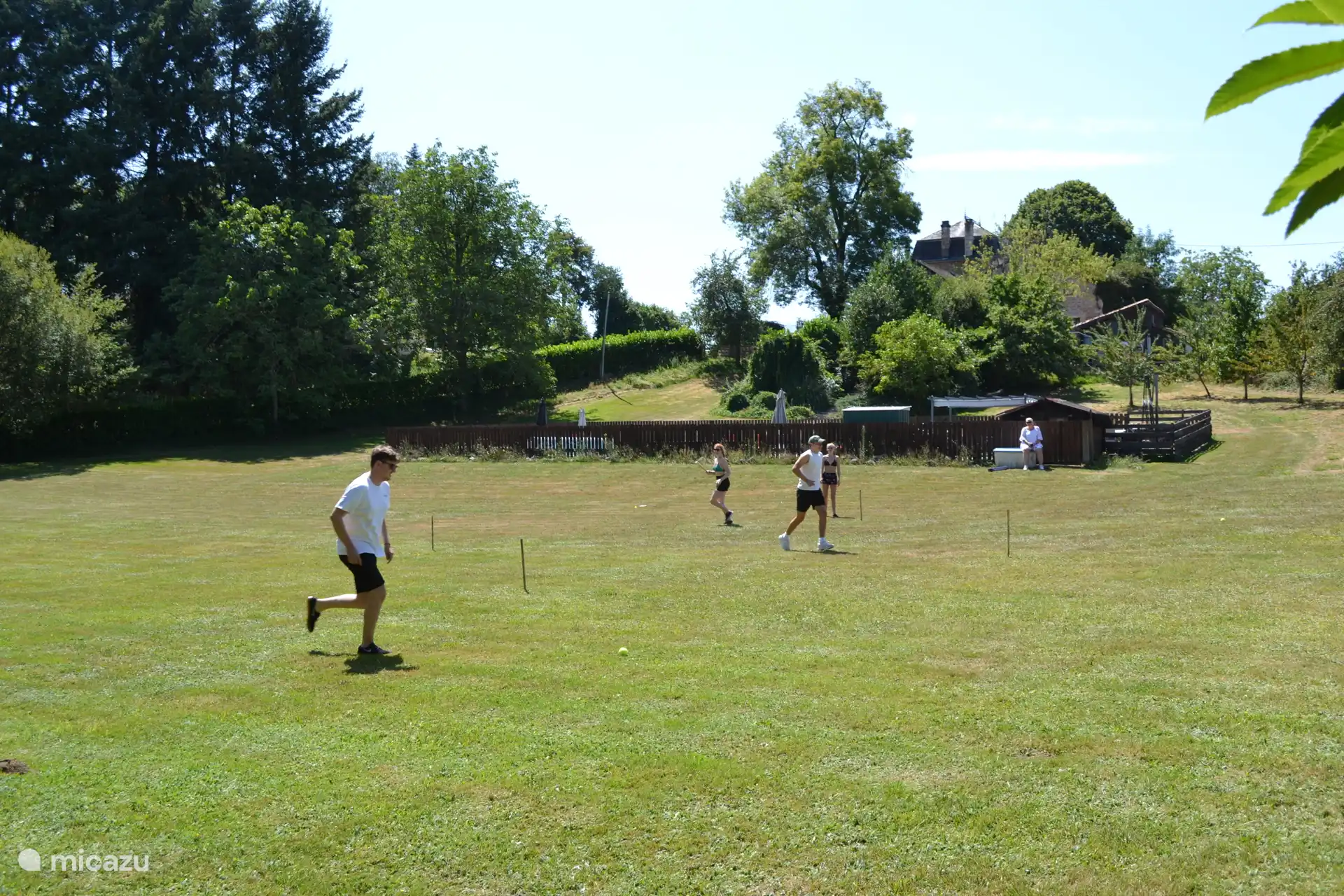 Voetbal? Basketbal? Rounders/basketbal? Cricket? Geniet van je favoriete wedstrijden in deze enorme tuin.