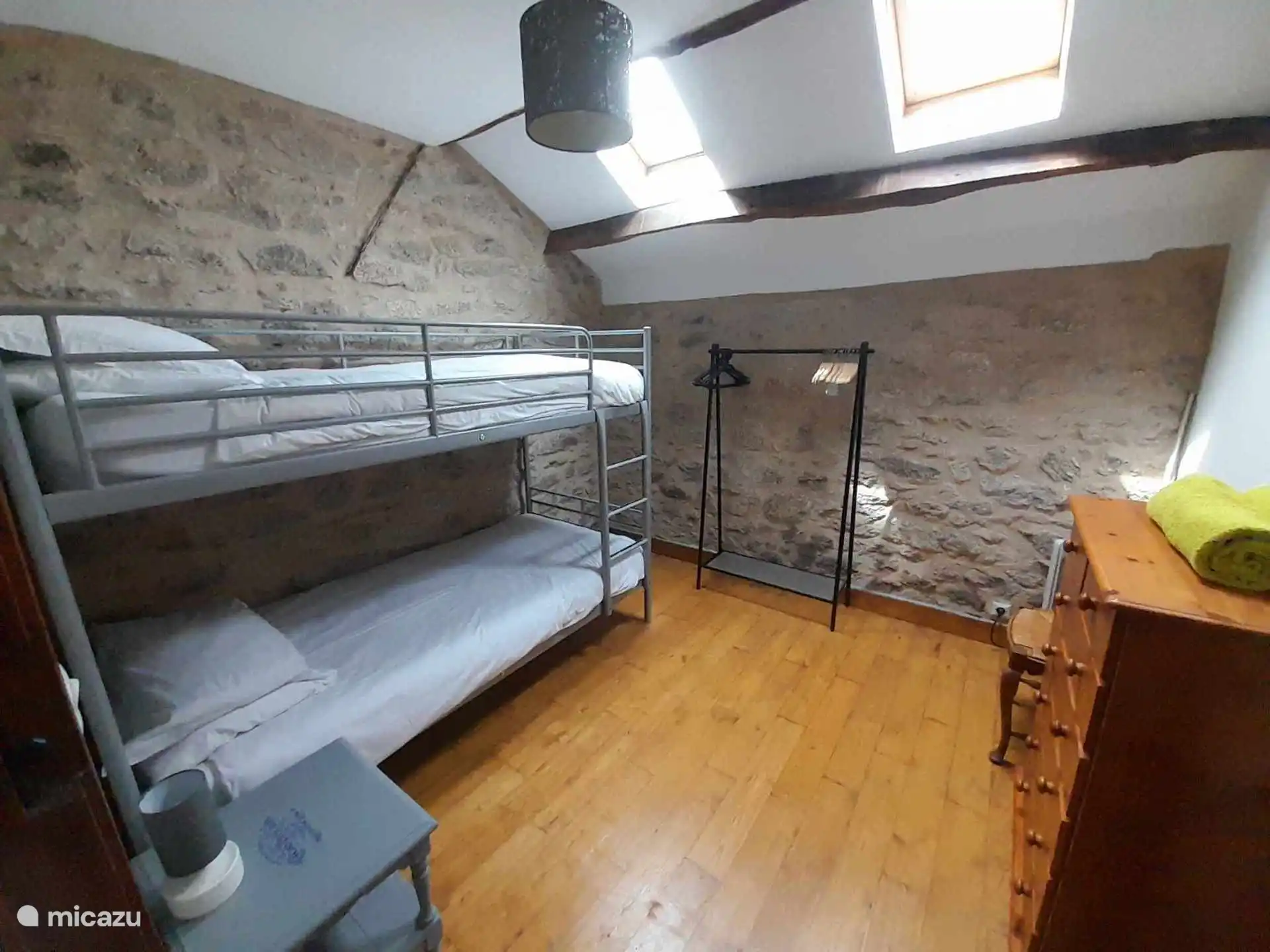De tweede slaapkamer heeft stapelbedden en veel kledingopslag.