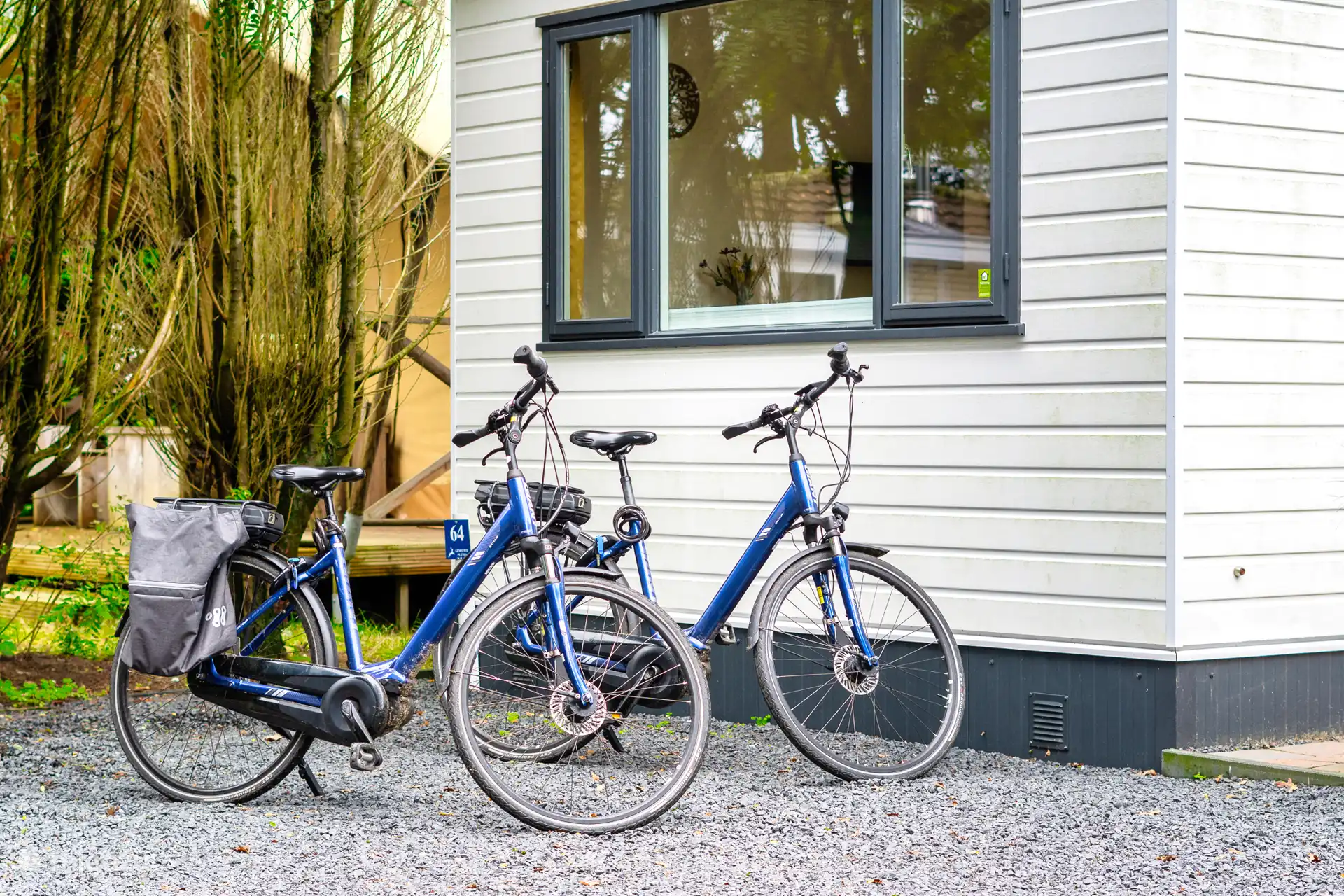 Twee elektrische fietsen staan klaar om de prachtige omgeving van de Veluwe te ontdekken.