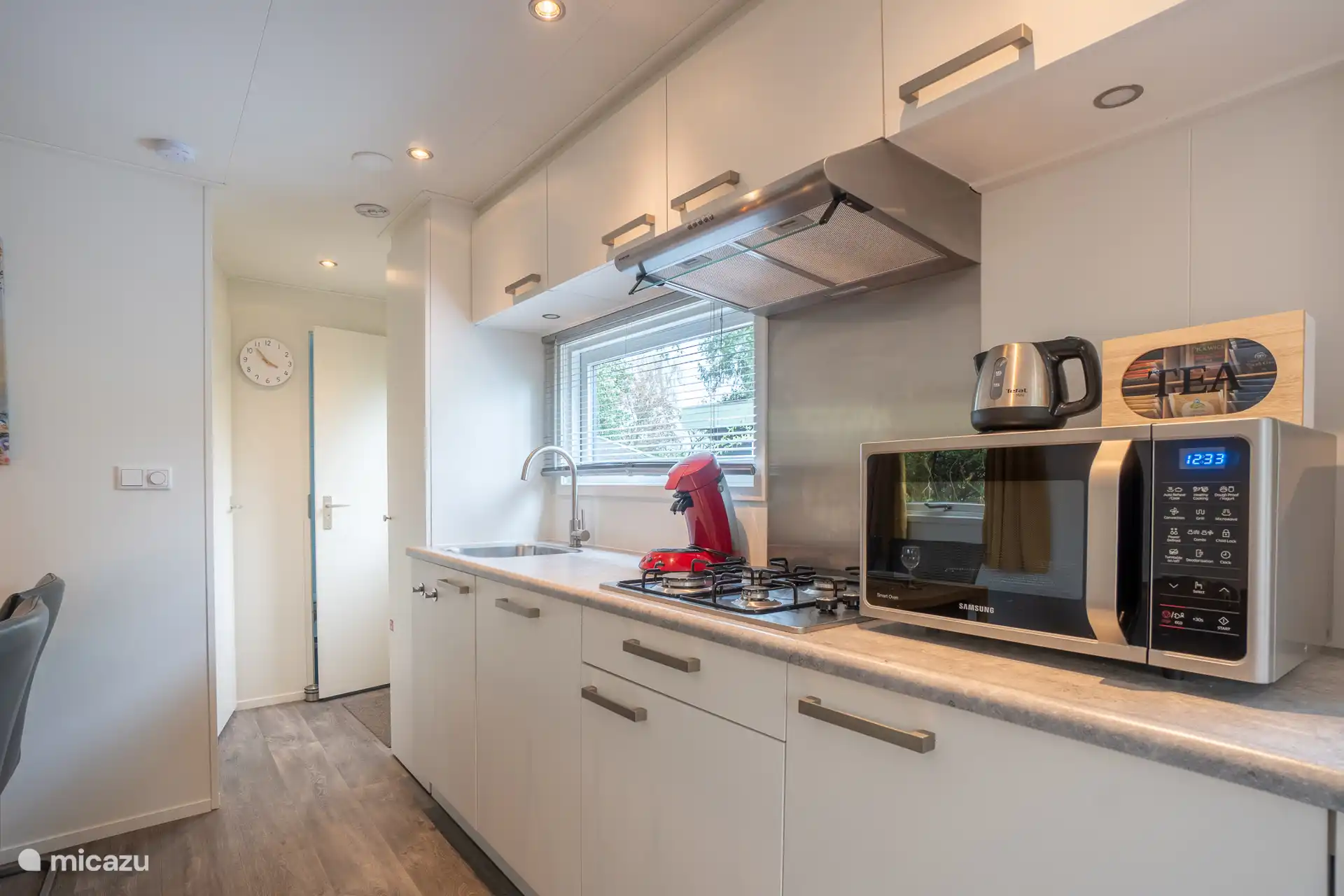 Zeer complete keuken met onder andere magnetron, koffiezetapparaat en diverse keukenapparatuur.
