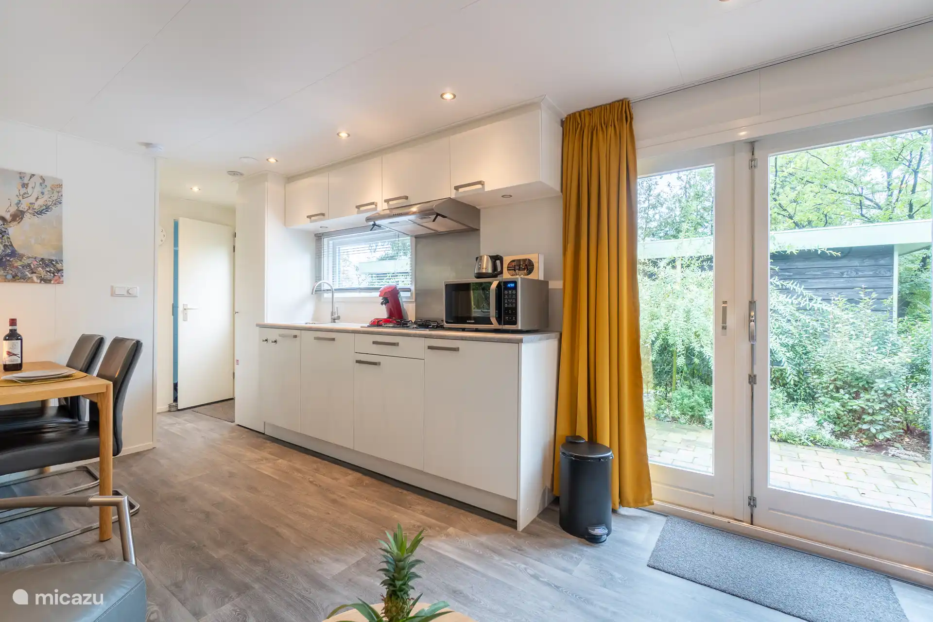 Moderne en compleet ingerichte keuken met alles wat je nodig hebt voor een comfortabel verblijf.