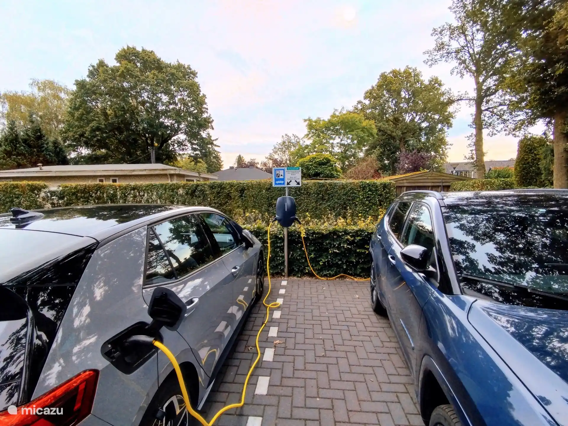 laad uw elektrische auto op aan het begin van het park van ons chalet