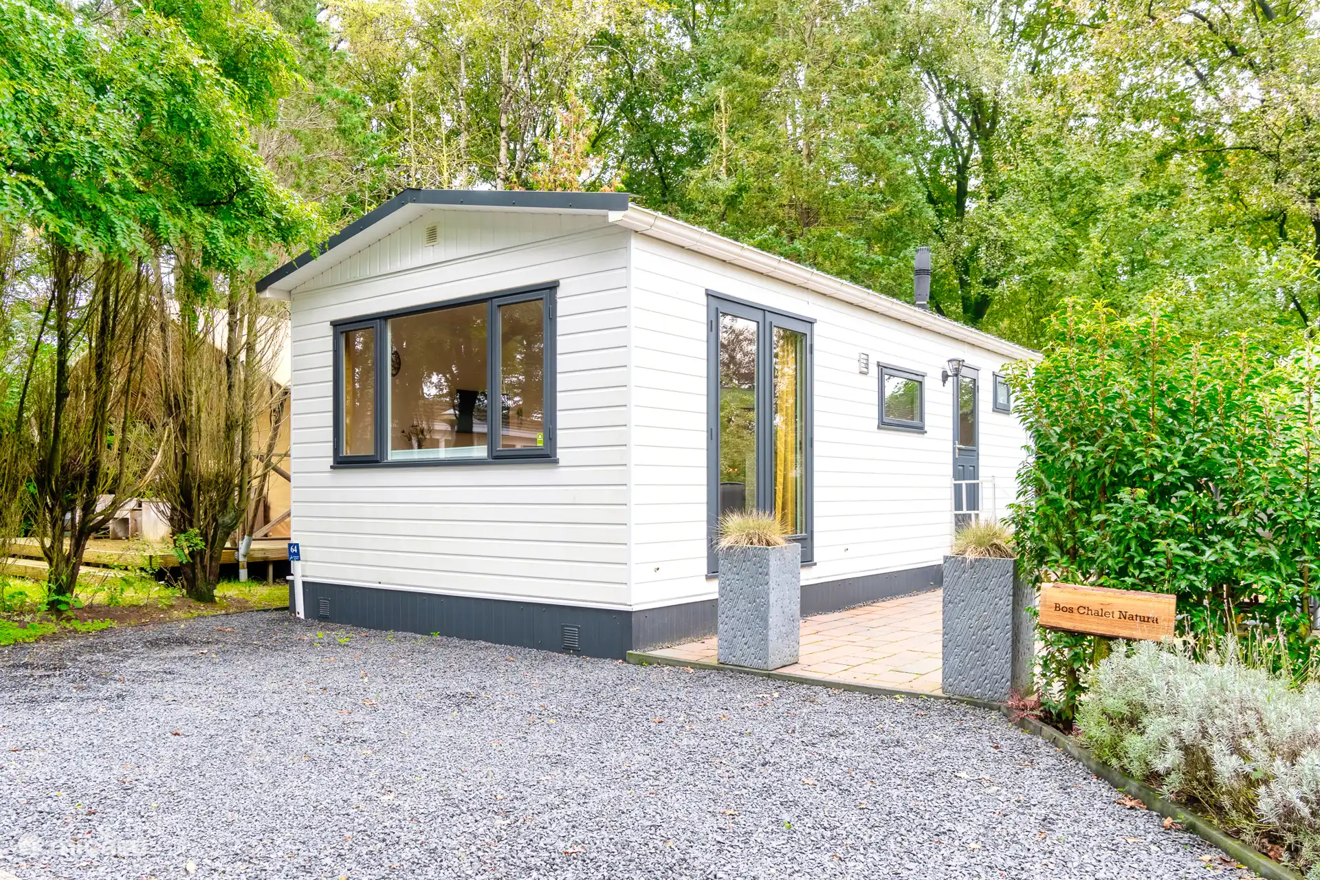 Sfeervol Bos Chalet Natura, gelegen tussen het groen en de bomen op de Veluwe.