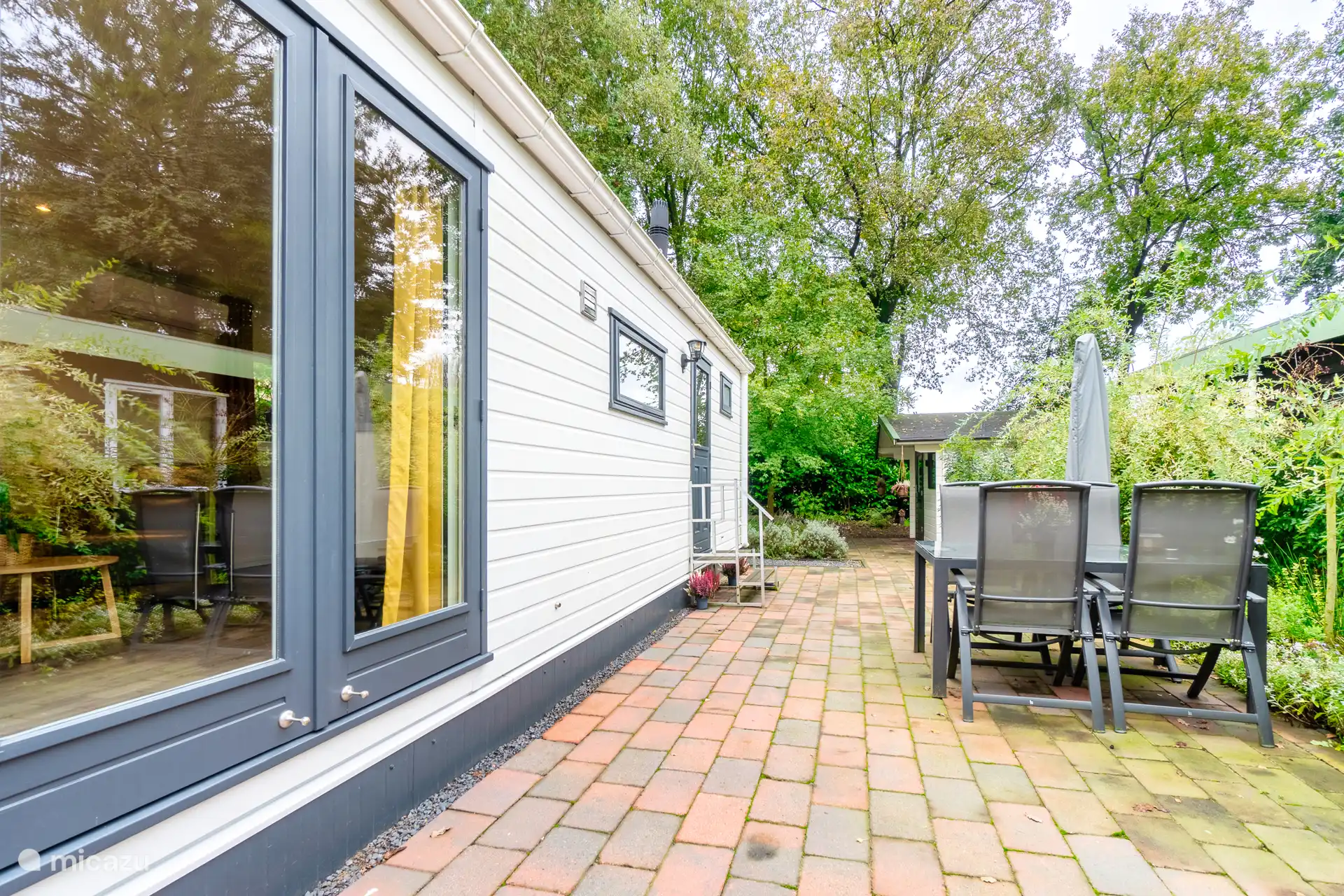 Ruim terras met comfortabele zitgelegenheid, ideaal om heerlijk buiten te ontspannen.