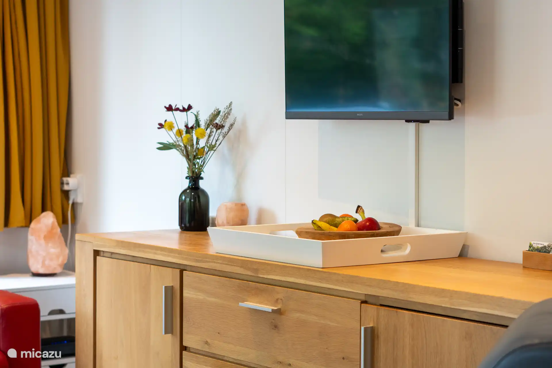 Smart TV in de woonkamer, ideaal voor een ontspannen avond na een dag in de natuur.