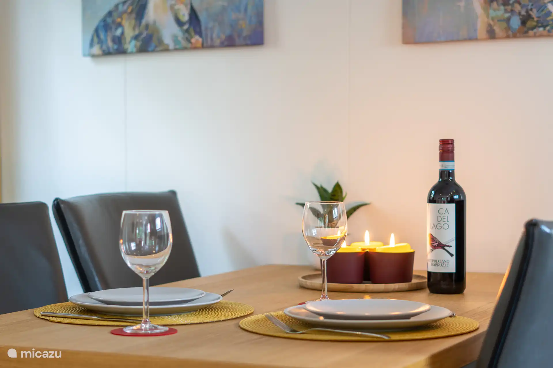 Gezellige eettafel, sfeervol gedekt voor een ontspannen avond in het chalet.