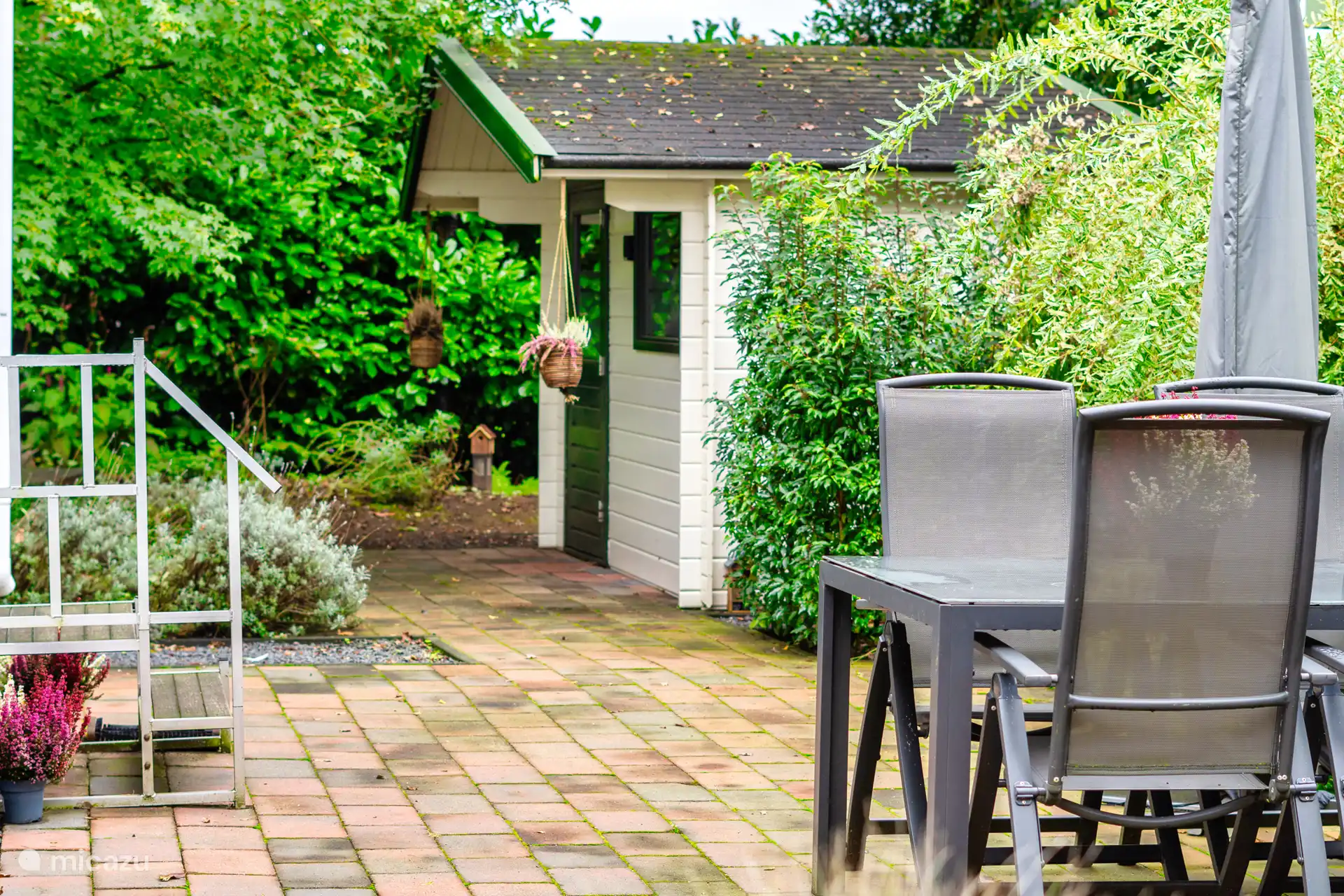 Sfeervol terras met uitzicht op de groene, rustige tuin.