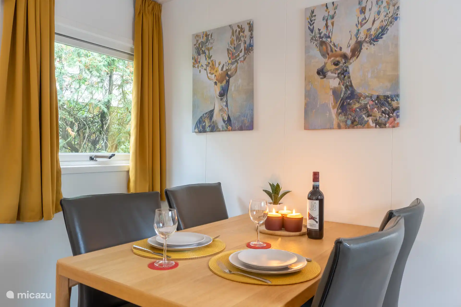 Sfeervolle eethoek met comfortabele stoelen en uitzicht op het groen.