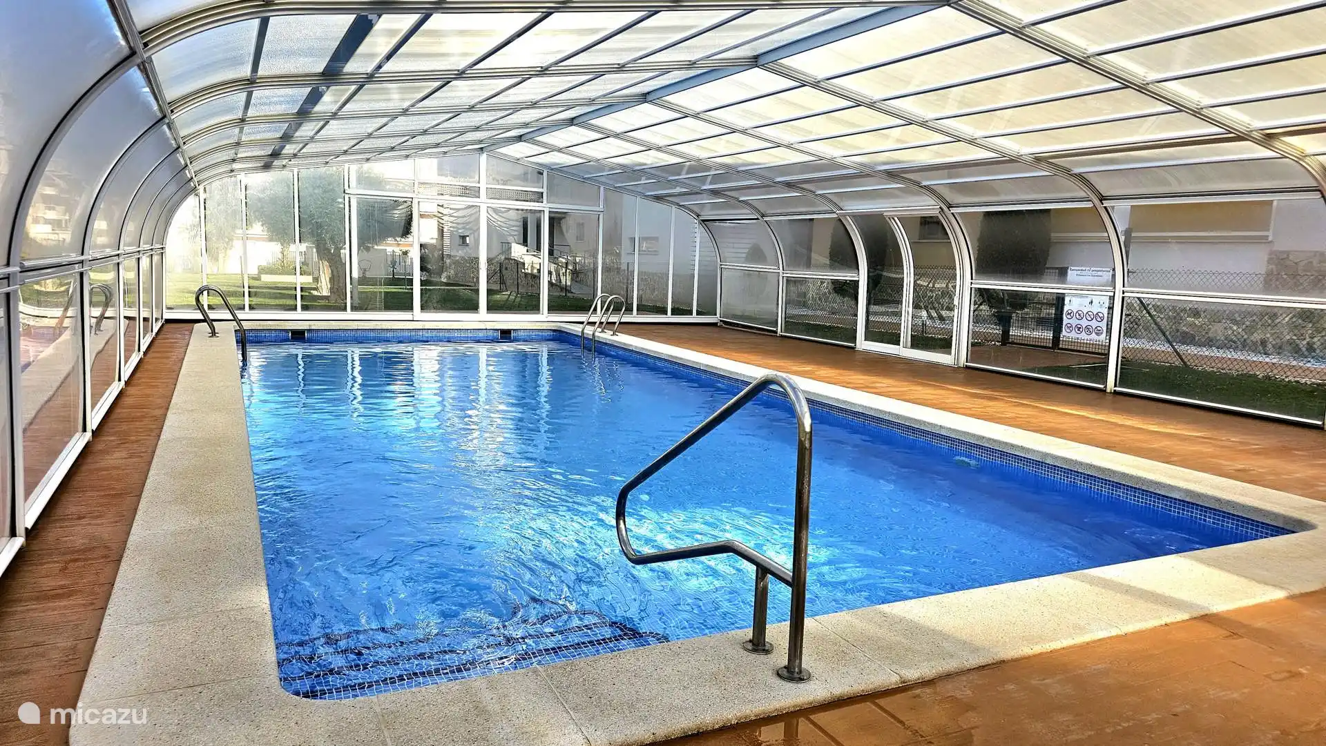 Piscina cubierta y climatizada