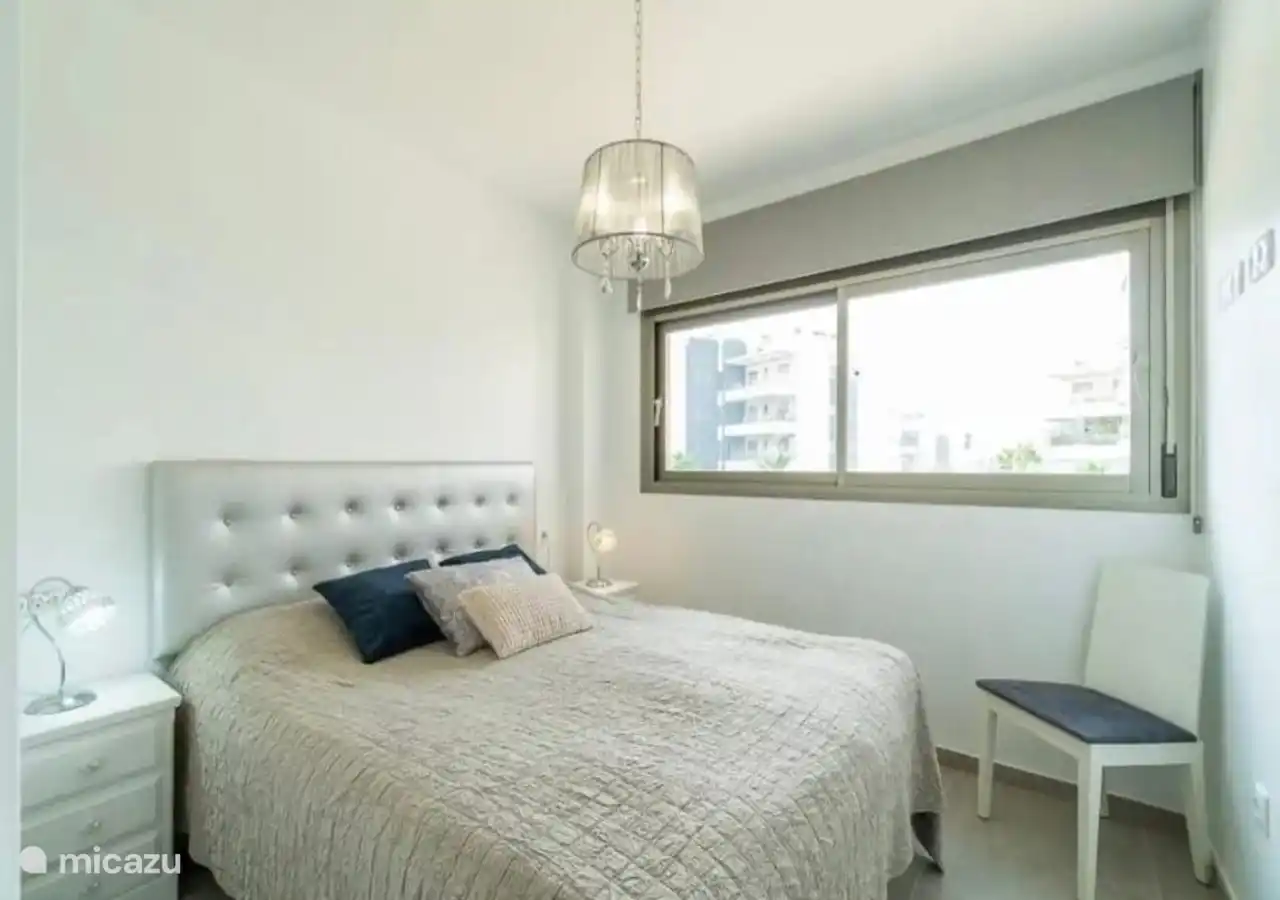 Dormitorio principal con cama matrimonial