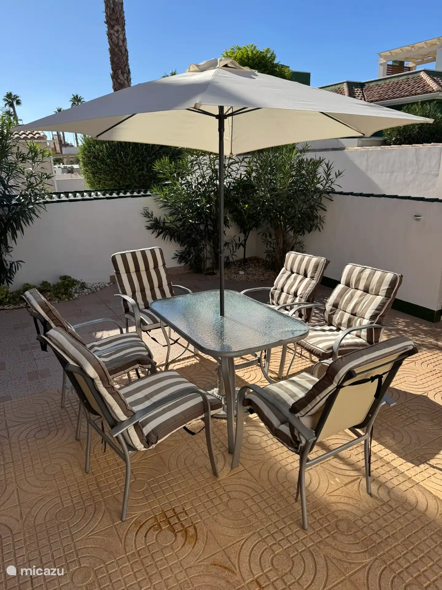 Sitz hinten im Haus. Morgens können Sie sich hier abkühlen und nachmittags die Sonne genießen.